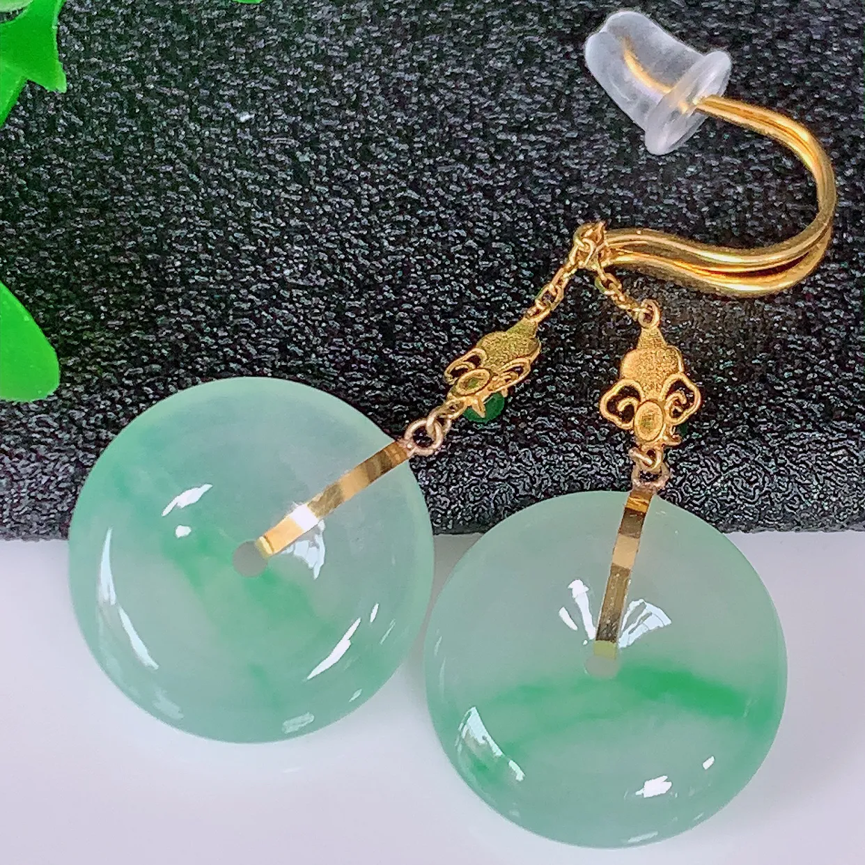 自然光实拍，18K金镶嵌冰种飘绿翡翠平安扣耳坠，玉扣，冰润光泽，寓意平平安安，平安扣佩戴时尚漂亮！#41.29整体34.5裸石13.8*4