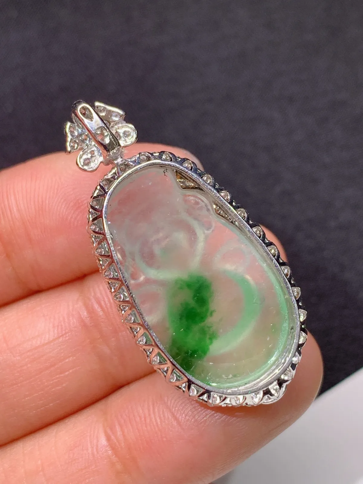 冰种飘绿财神吊坠，18k金镶嵌，冰润细腻，色阳，品相好，种水足 尺寸36.3*17.3*10.2