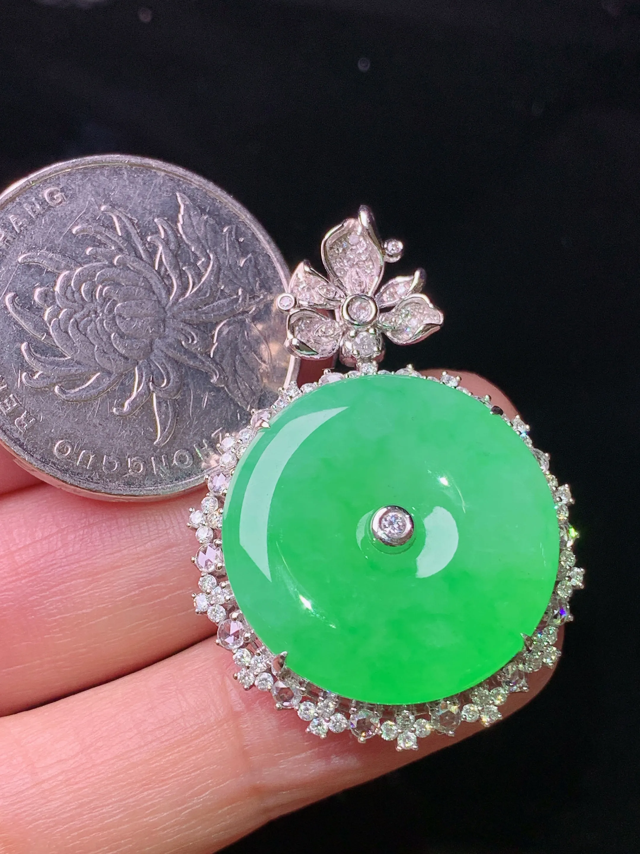18k金钻镶嵌翠绿平安扣吊坠 玉质细腻 色泽清新艳丽  整体尺寸37.5*26.3*9.5