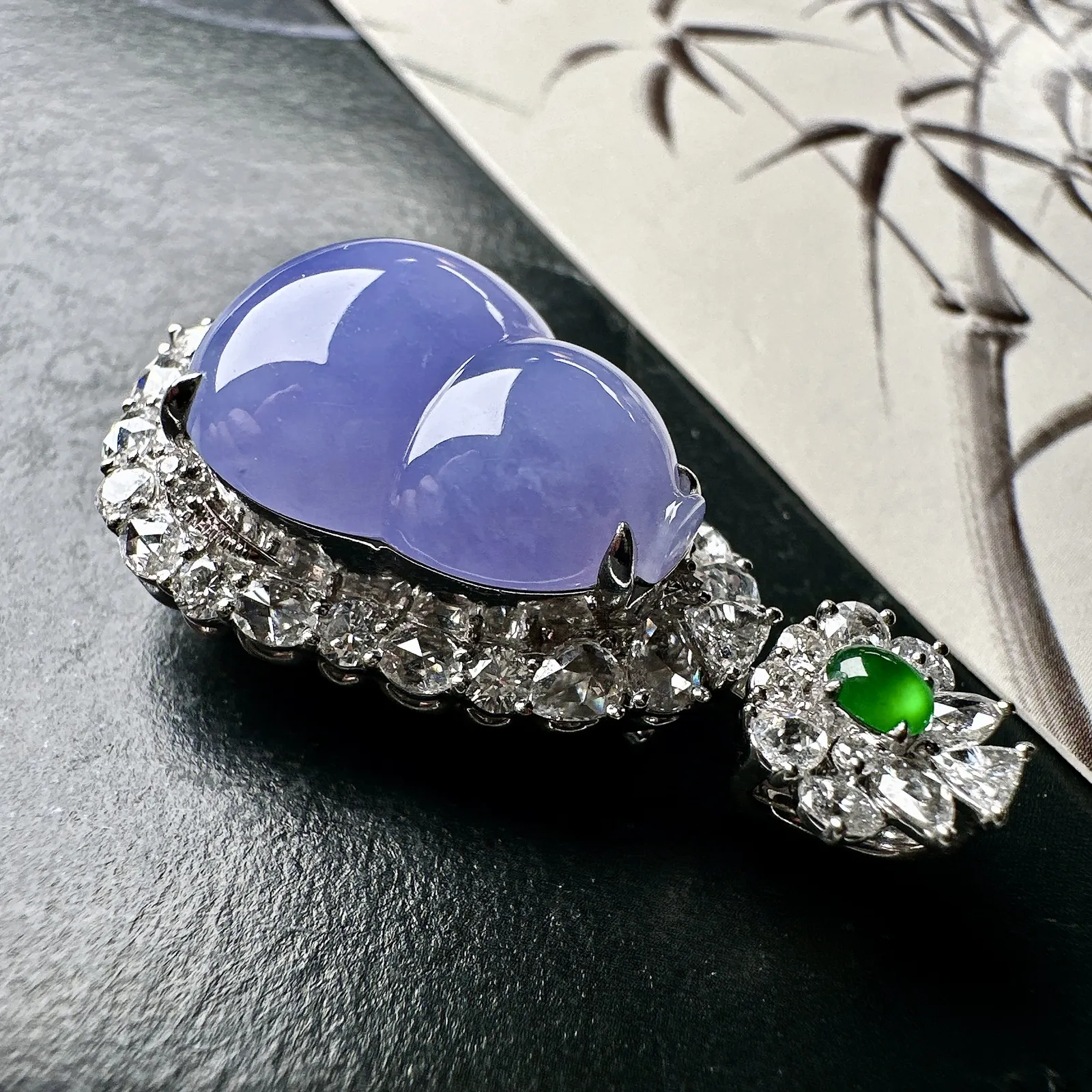 【冰种紫葫芦吊坠】质地细腻，冰透纯净，唯美漂亮，珍藏品质，18K金钻镶嵌，裸石尺寸20.7*16*5.3毫米，佩戴很漂亮。