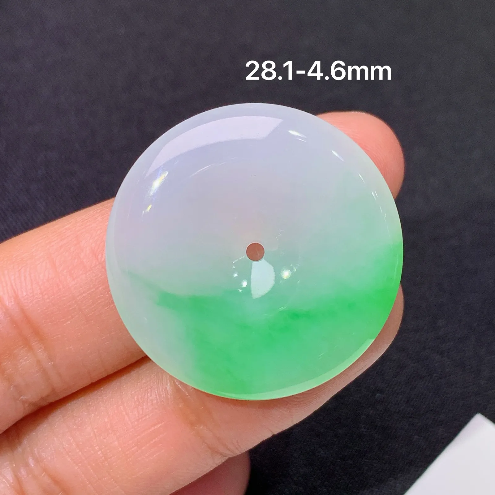 飘绿平安扣，冰润色阳，玉质细腻，种水足尺寸28.1*4.6