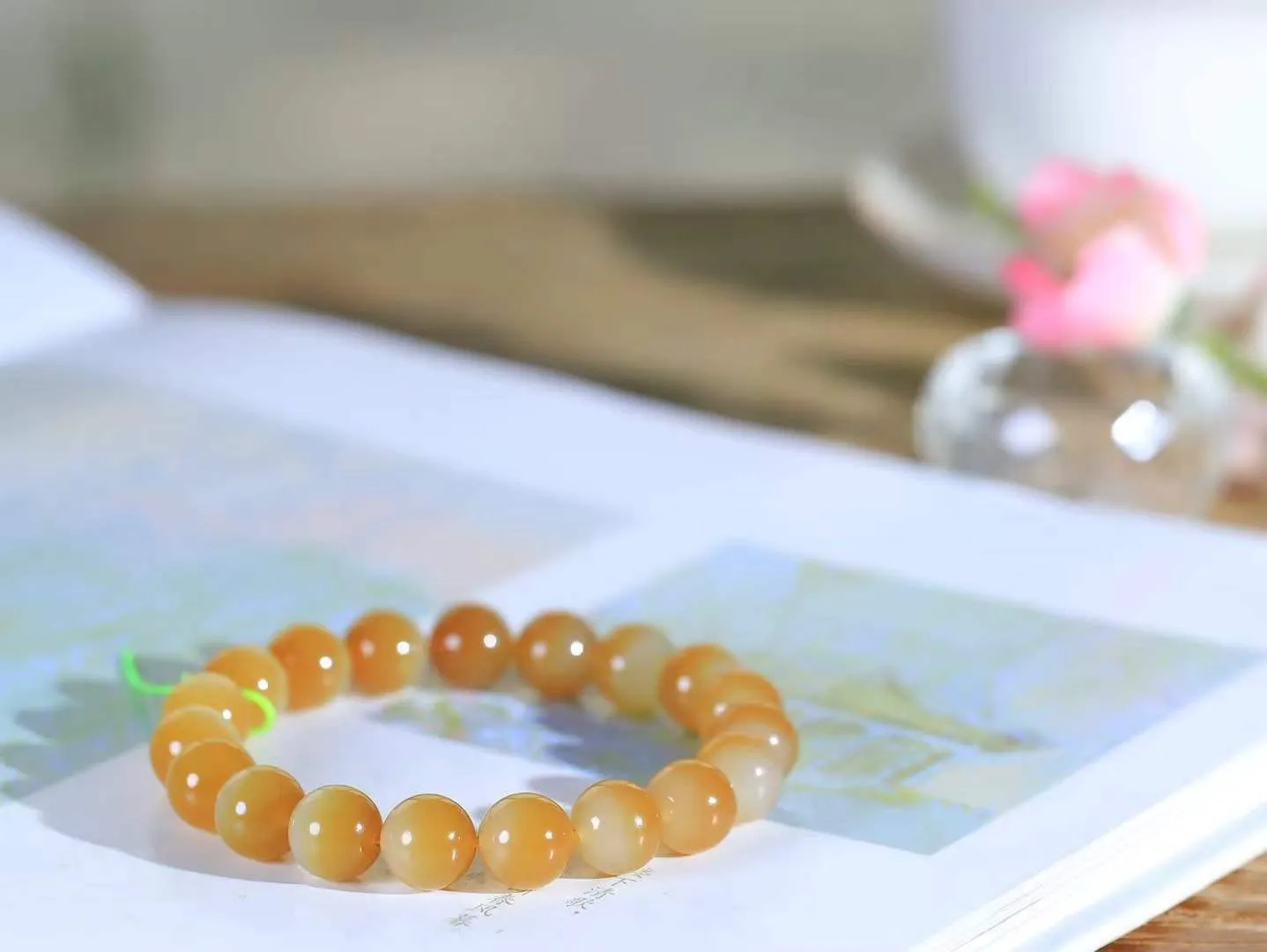 【珠圆玉润.手串】

精品和田玉糖白玉珠圆玉润手串 玉质温润细腻  整串打磨圆润，佩戴舒适。珠珠落玉