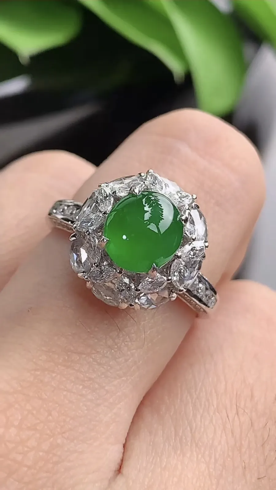 a货翡翠老坑冰种18K金伴钻镶嵌阳绿蛋面戒指 圈口17.5裸石尺寸7.2×6.6mm 重量5.50g 1201