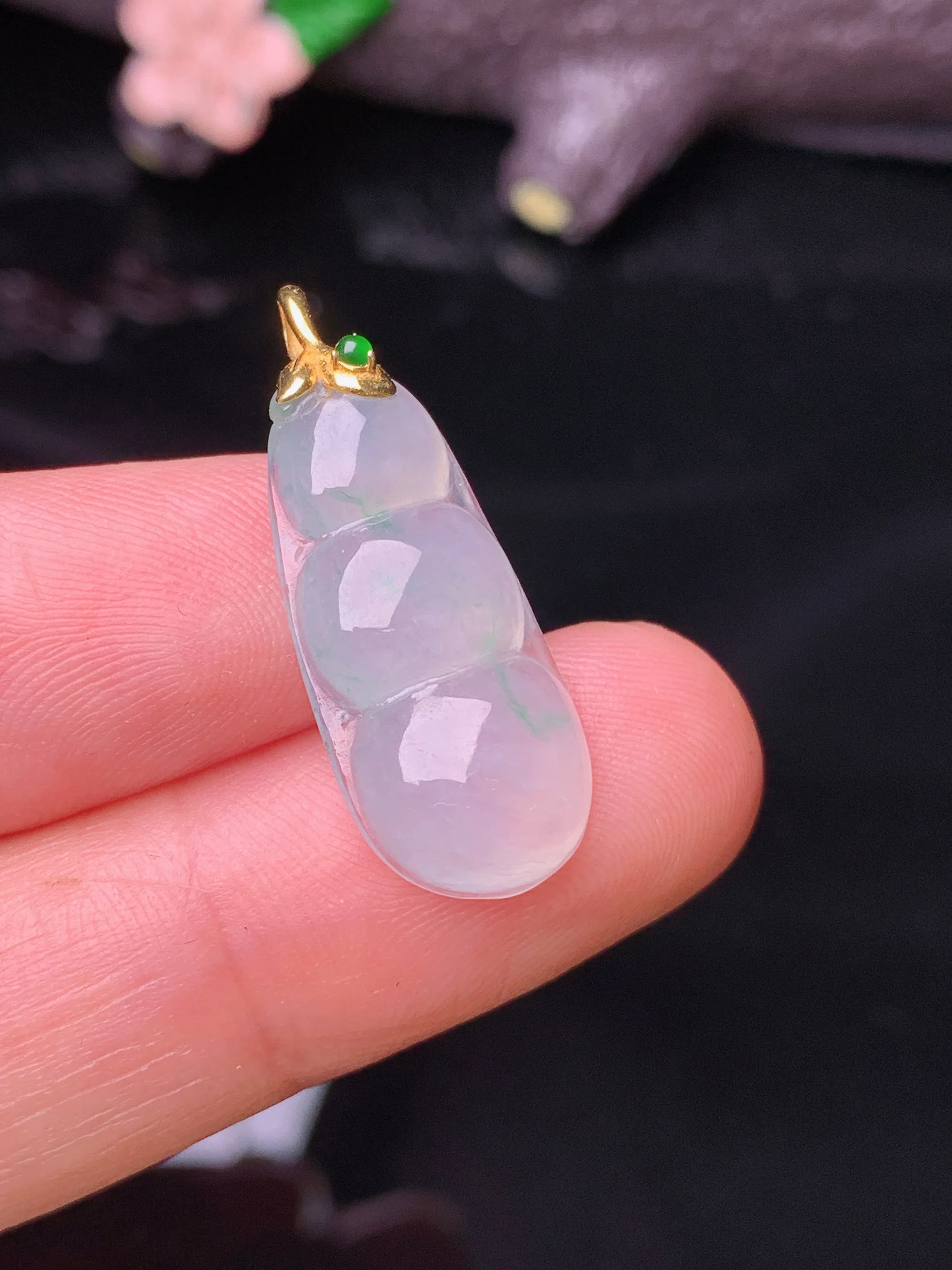 18k金镶嵌冰种四季豆吊坠 玉质细腻 色泽清新艳丽  整体尺寸26.8*10.5*5