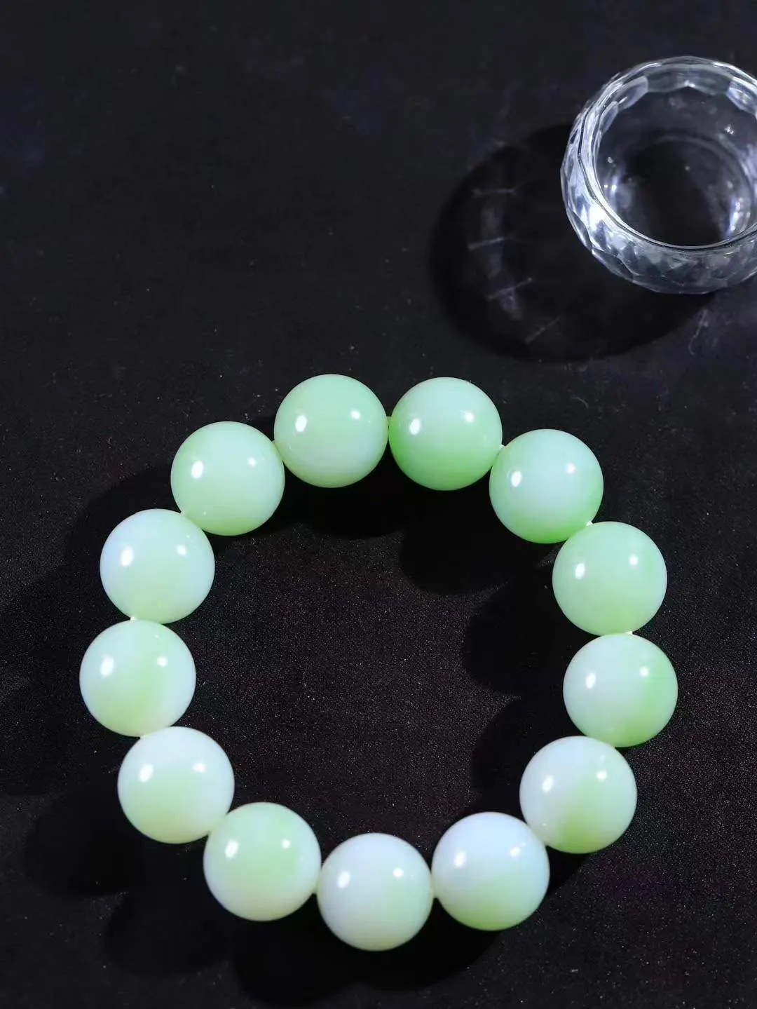 【珠圆玉润.手串】

典藏级臻品️和田玉翠青珠圆玉润手串 玉质温润细腻  整串打磨圆润，佩戴舒适。珠珠落玉盘，间关莺语花底滑，一生美好时光，无论身在何处，都有它相伴相守。事事顺遂，幸福美满，吉祥如意。重116克 尺寸取一18mm  FDA-22120233