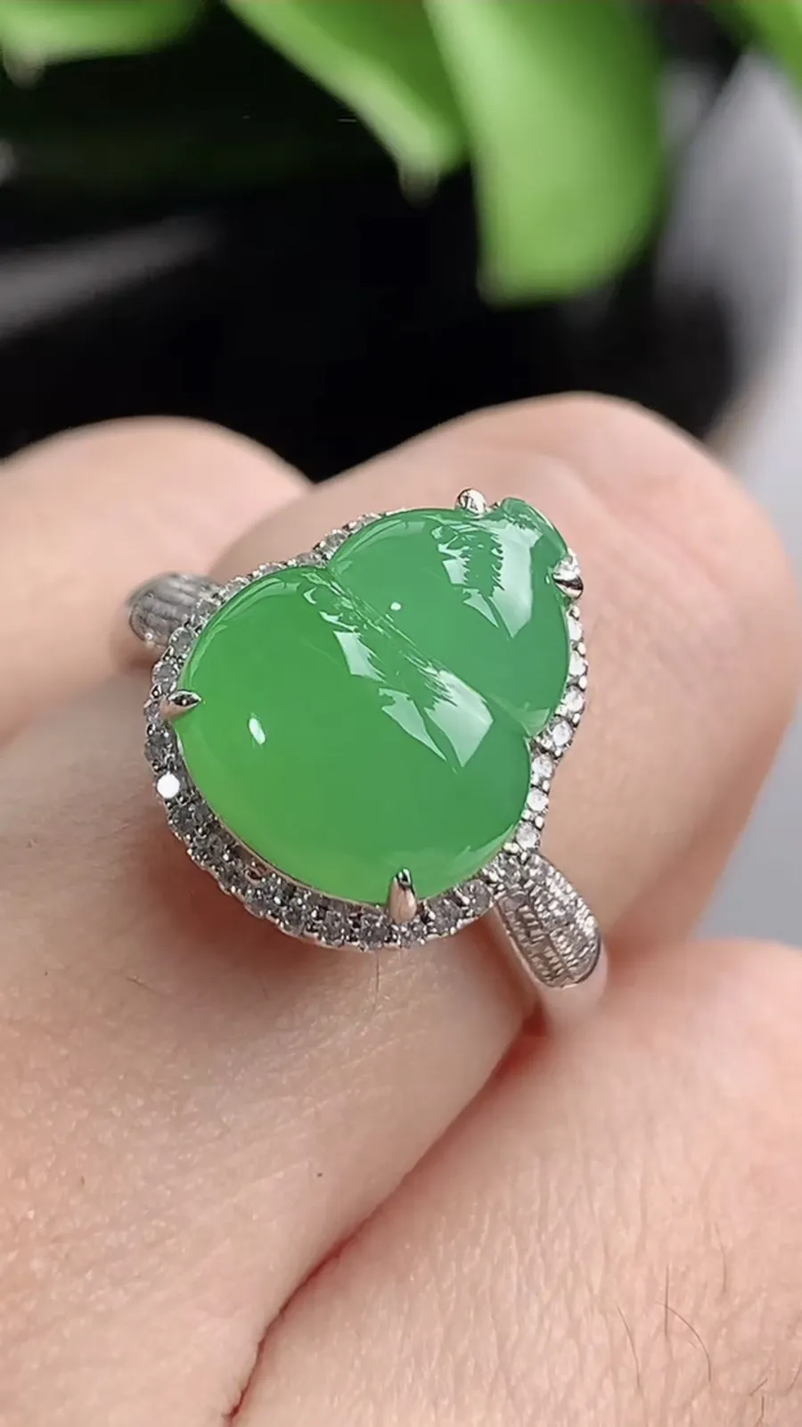 a货翡翠老坑冰种18K金伴钻镶嵌甜绿葫芦戒指 尺寸26.3×16×10裸石15.8×12mm 重量5.22g 1202