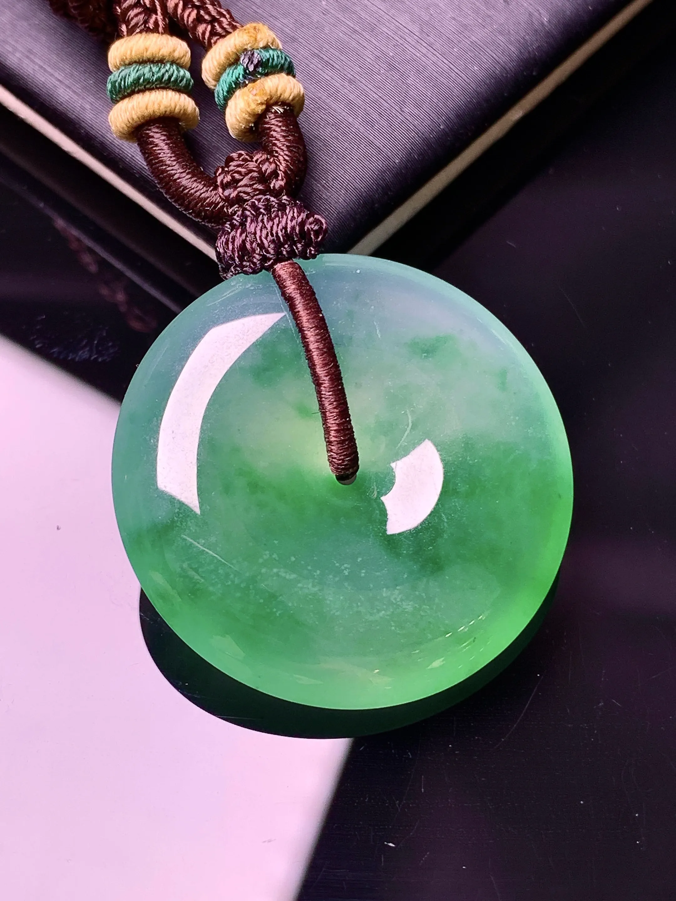 翠绿平安扣吊坠 玉质细腻 色泽清新艳丽  整体尺寸27.6*6.3