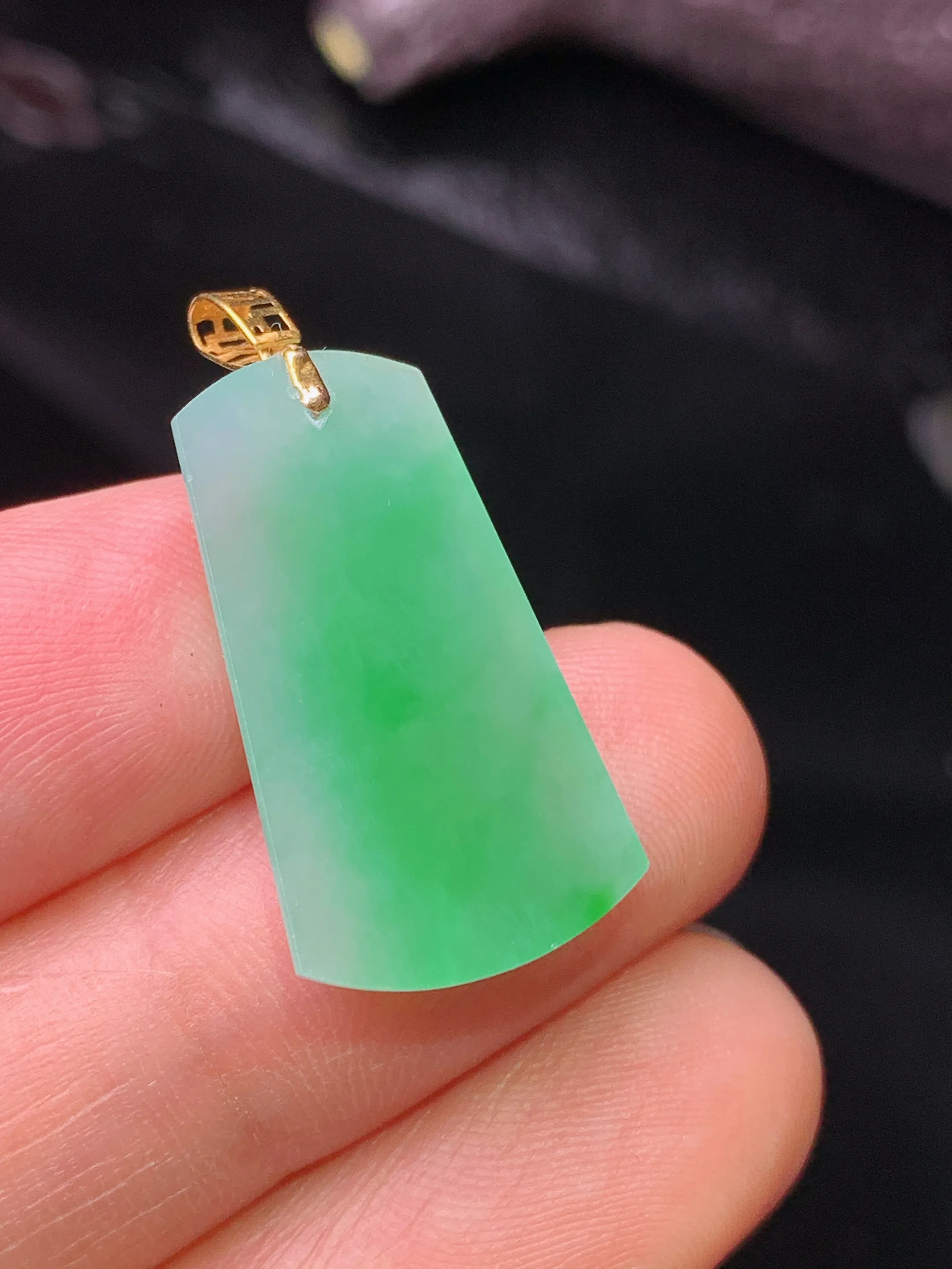 18k金镶嵌翠绿无事牌吊坠 玉质细腻 色泽清新艳丽  整体尺寸28.2*13.3*3
