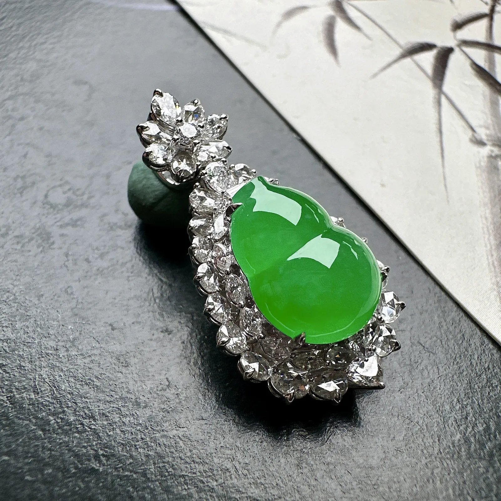 【冰种满绿葫芦吊坠】种水色俱全，冰透闪亮，通透感饱满度很好，18k金钻豪华镶嵌，裸石尺寸14.5*1