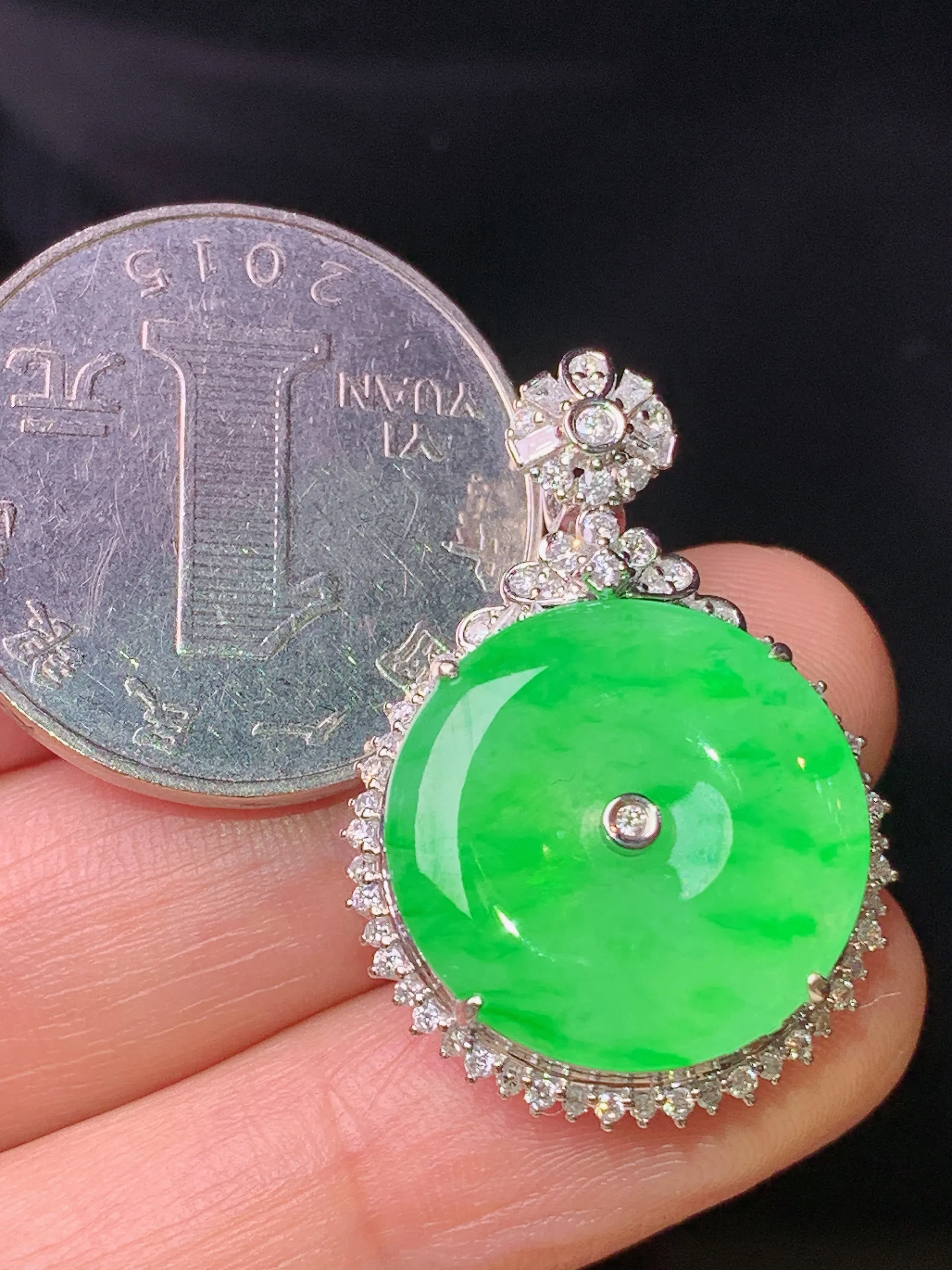18k金钻镶嵌翠绿平安扣吊坠 玉质细腻 色泽清新艳丽 整体尺寸30.2*21*8