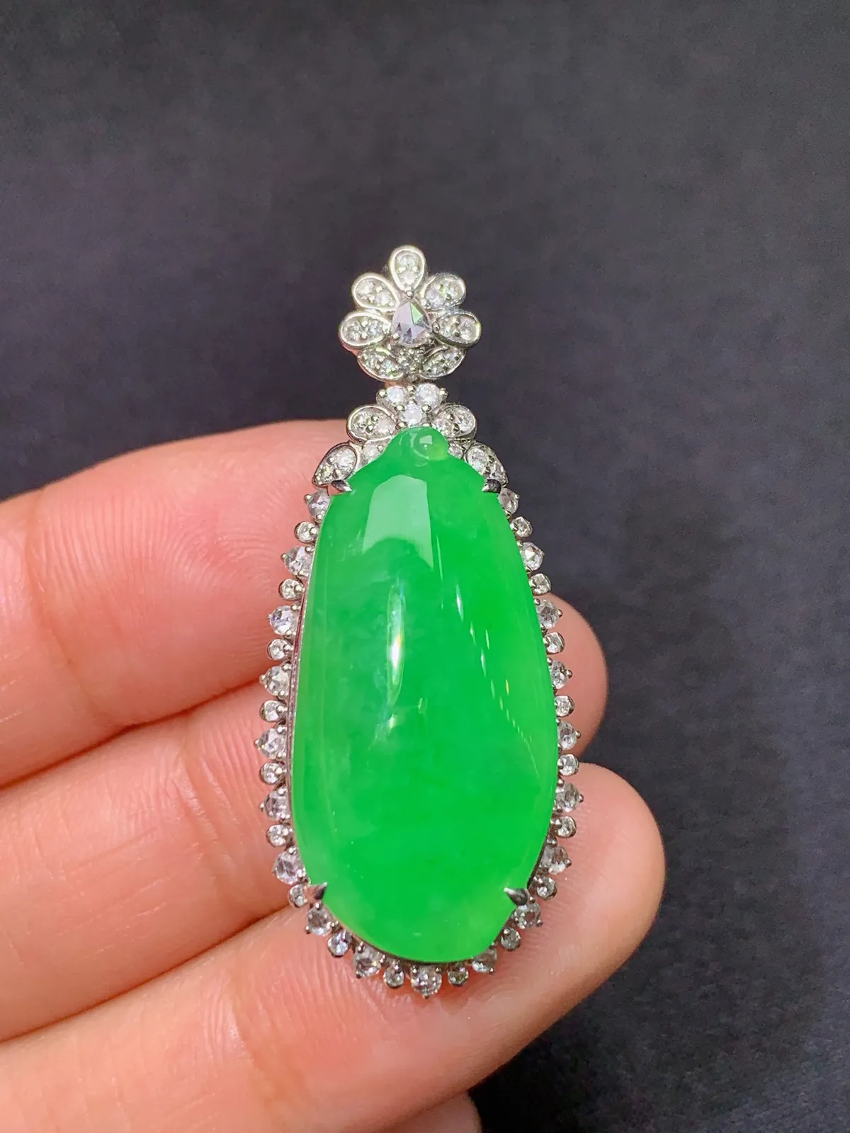 阳绿福瓜吊坠，18k金镶嵌，色泽鲜阳，冰润细腻，种水足， 尺寸38.7*16.7*12.2