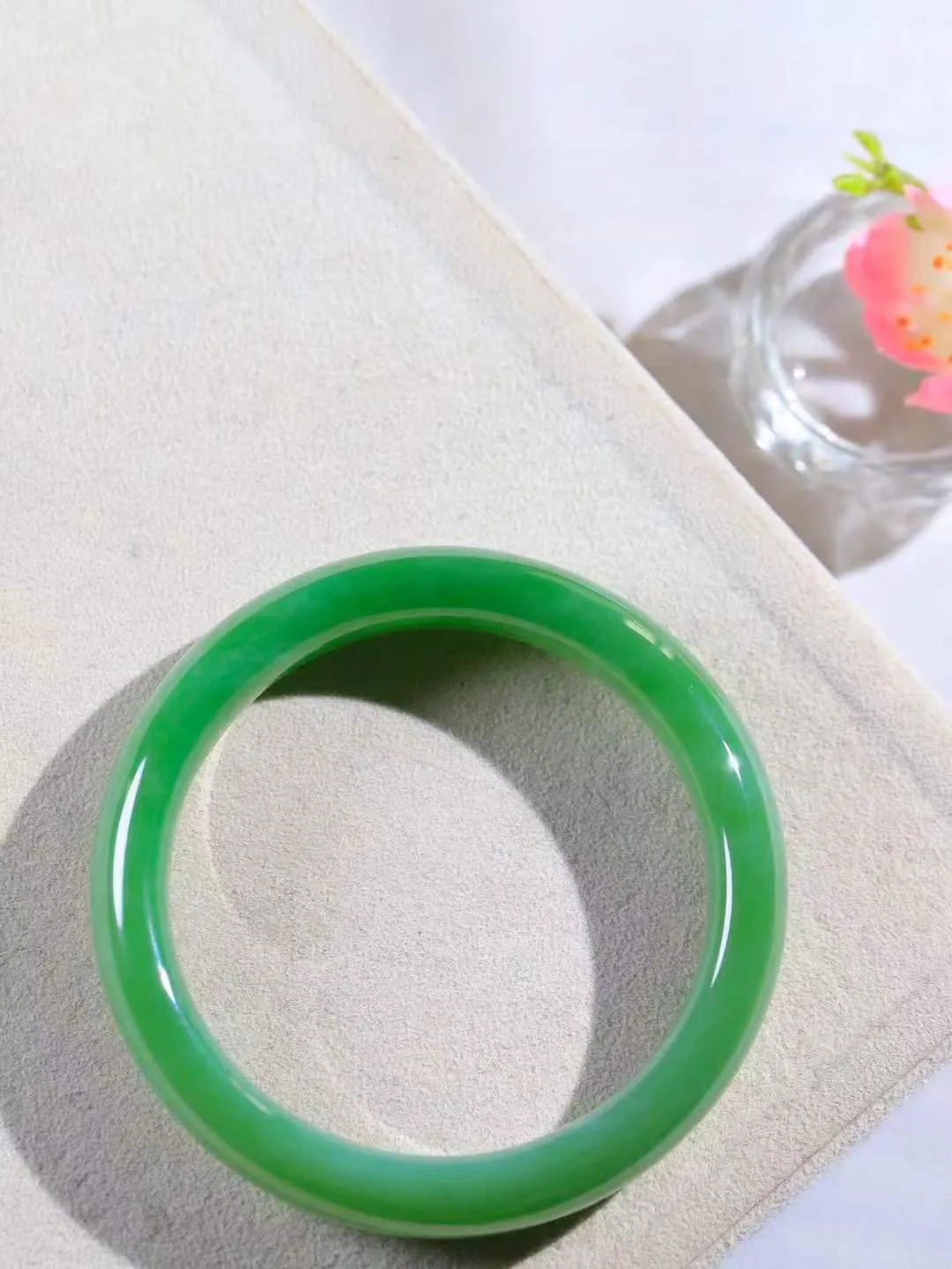 【诗情画意.手镯】

收藏传家级臻品️和田玉碧玉猫眼手镯   细腻油脂,手感润滑。意韵飘渺，温雅细腻，工艺精湛，️氤氲诗意的美跃然于手腕之间，给人以出尘的风雅，优美脱俗，气质非凡。重59克 内径58mm尺寸13.4-8.8mm  22120200A