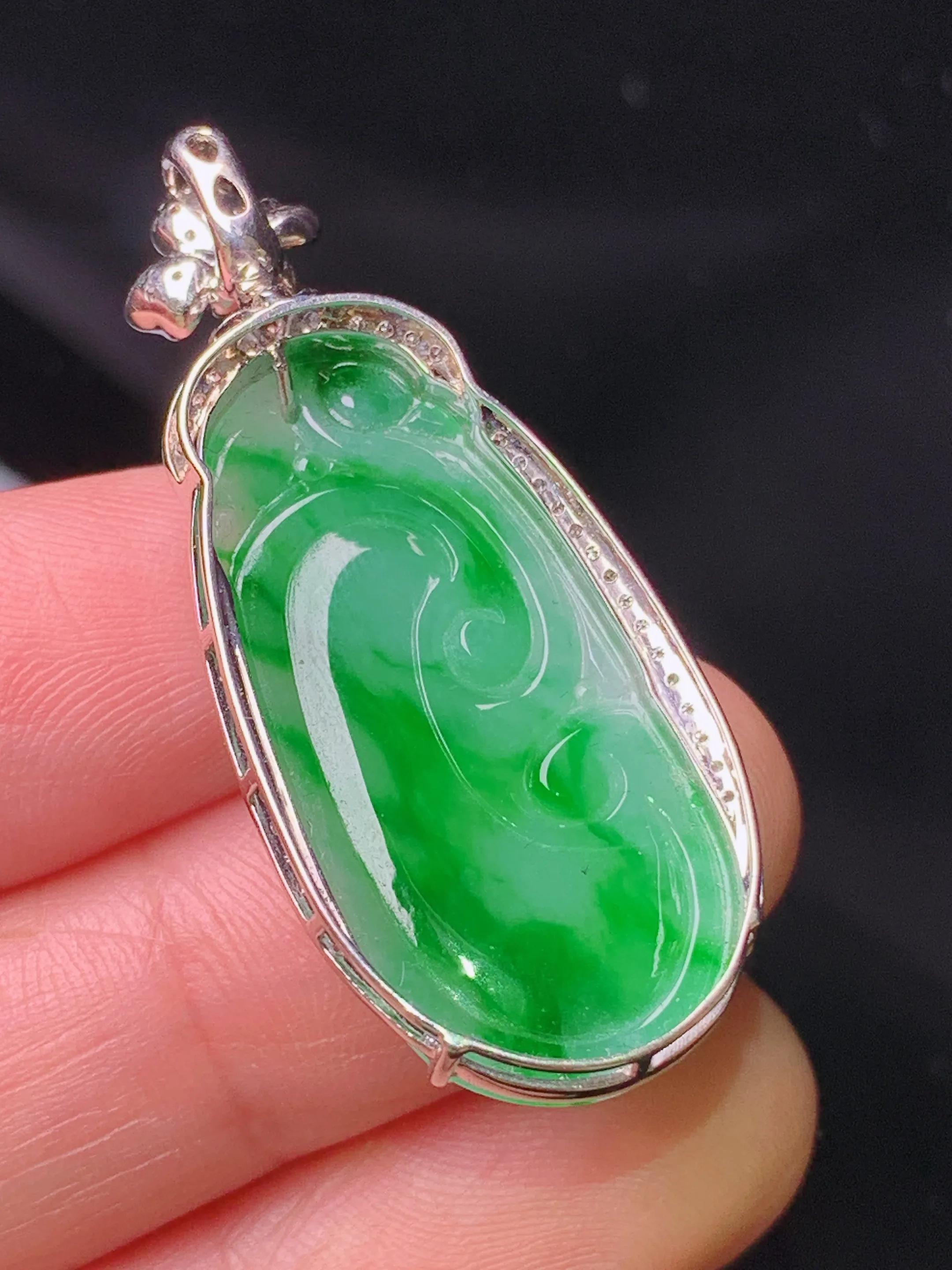 18k金钻镶嵌翠绿如意吊坠 玉质细腻 色泽清新艳丽  整体尺寸39*16.8*6.5