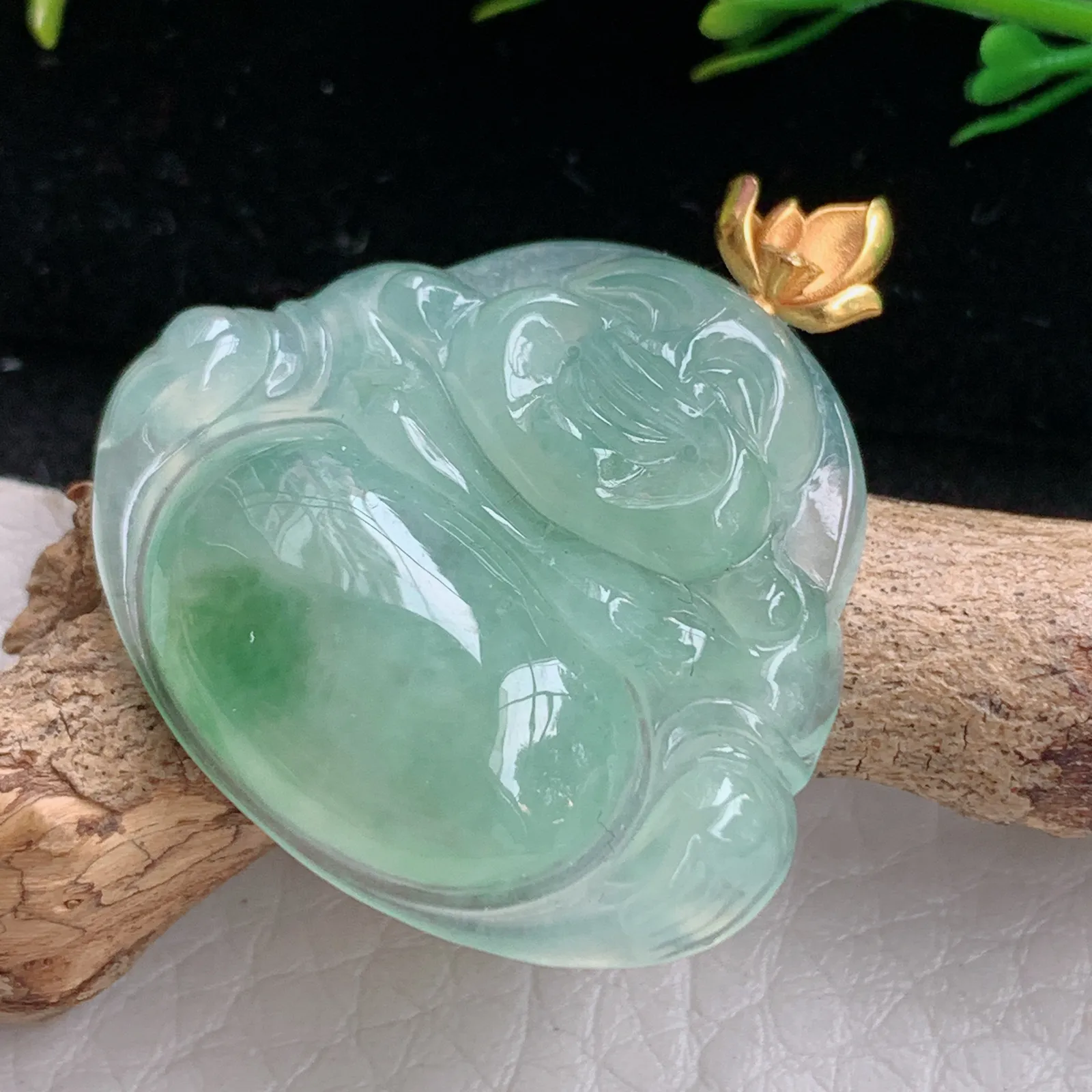 gp自然光32.8*31*5.5天然缅甸翡翠冰绿饱满佛公 弥勒佛玉吊坠