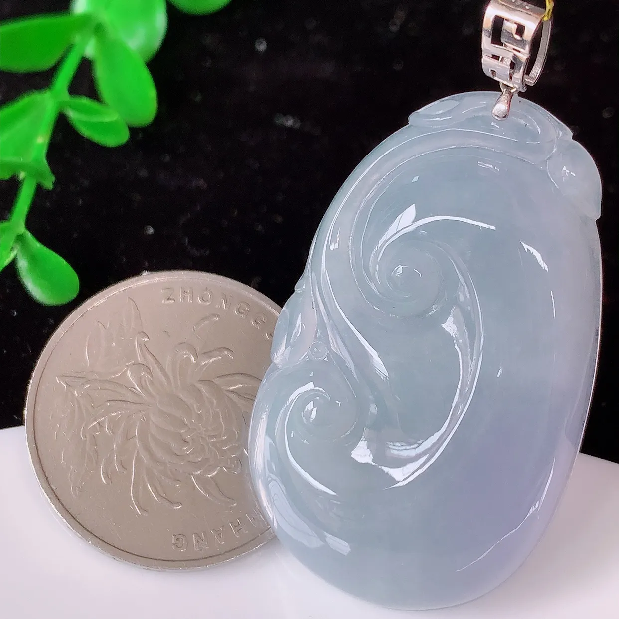 自然光实拍，18k金镶嵌冰紫罗兰翡翠如意吊坠，寓意顺心如意，事事如意，吉祥如意，细腻饱满，色泽鲜艳，称心如意佩戴优雅时尚！#35.29整体47.5裸石40.5*25*6.2