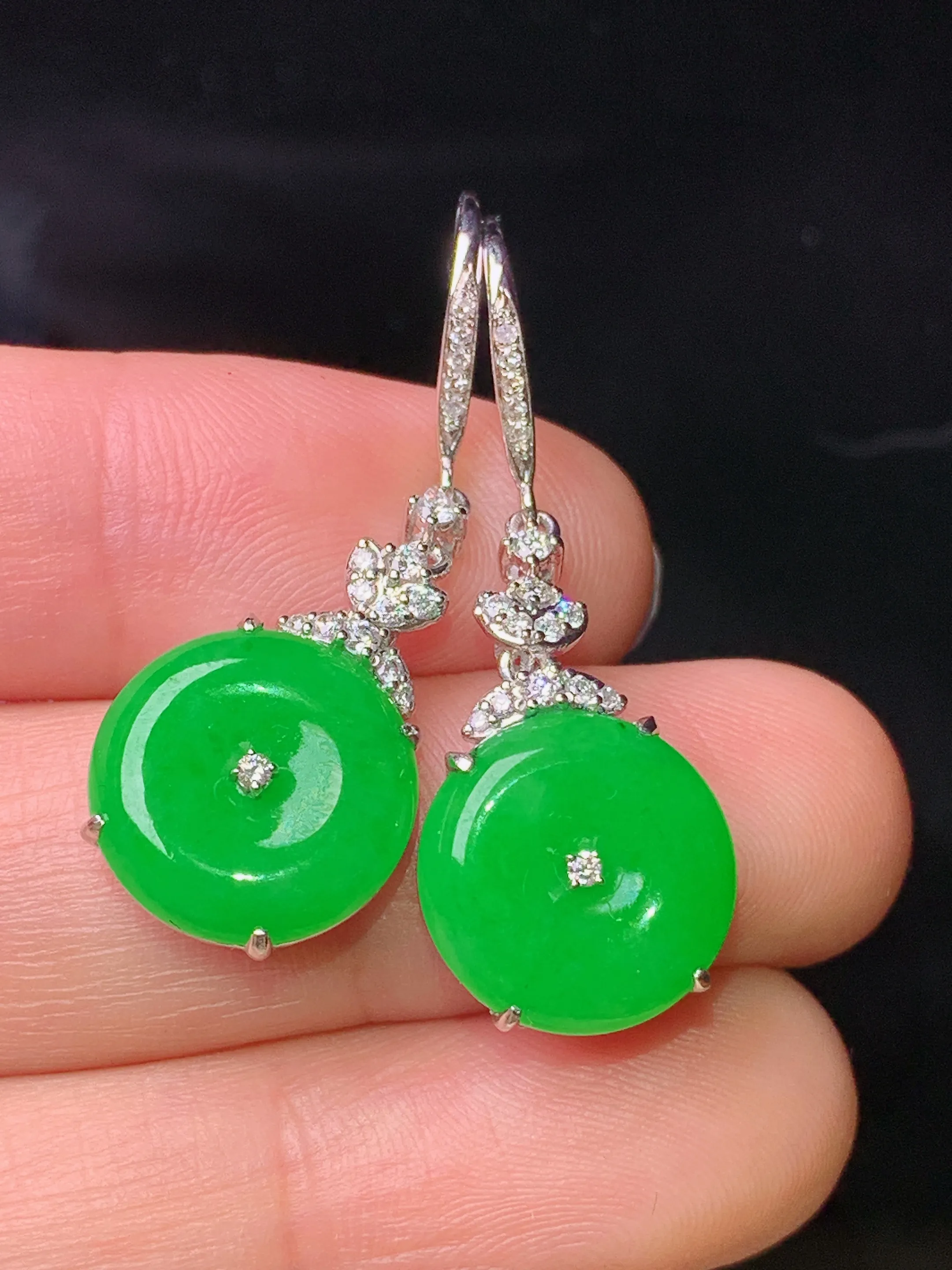 18k金钻镶嵌满绿平安扣耳坠 玉质细腻 色泽清新艳丽 整体尺寸35*12.2*4.6