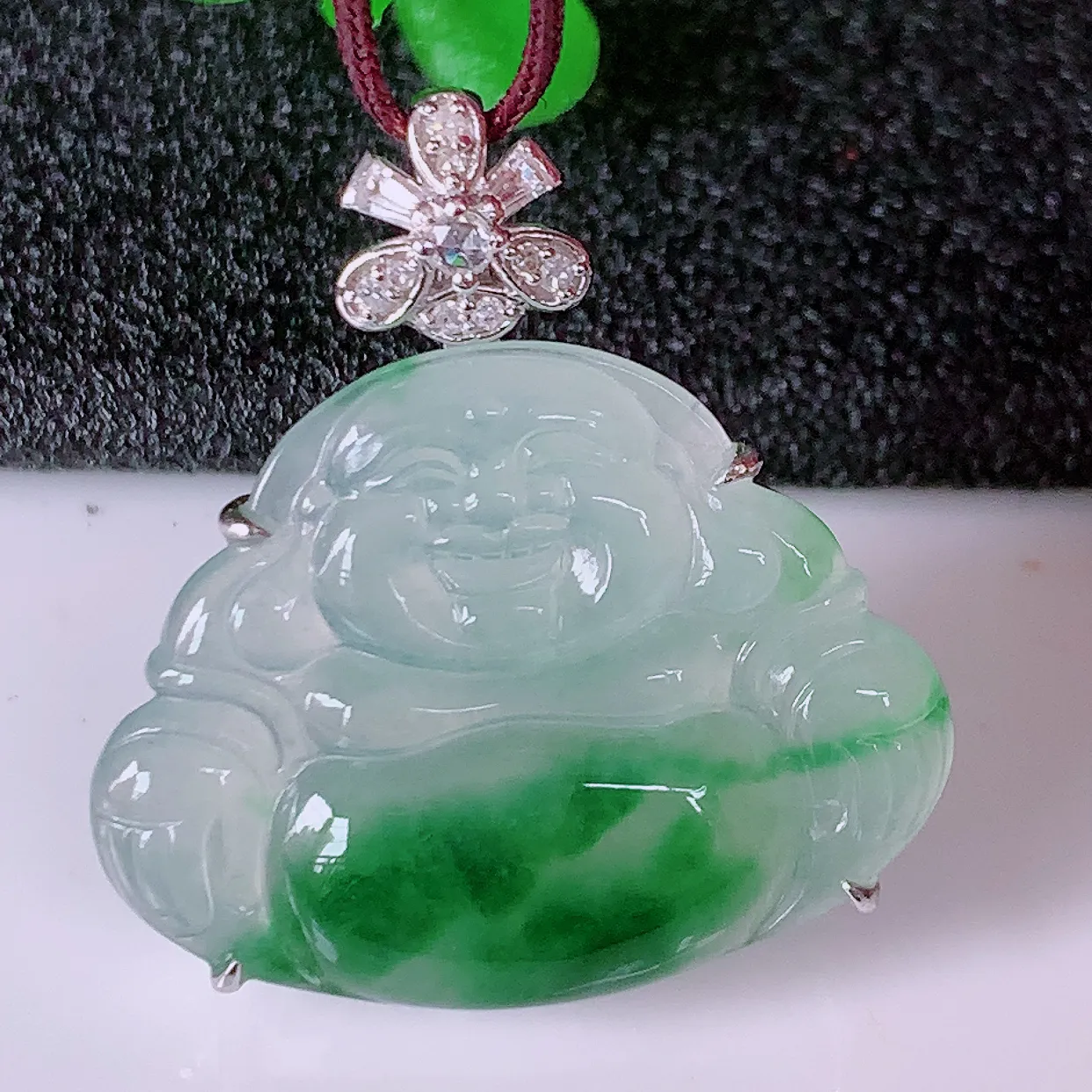 自然光实拍，18K金镶嵌冰种飘花翡翠佛公吊坠，冰透饱满， 佛公亦保平安，寓意有福（佛公）相伴，品相佳，配戴优雅迷人！#80.29整体25.5-23.6-6裸石23.5*18