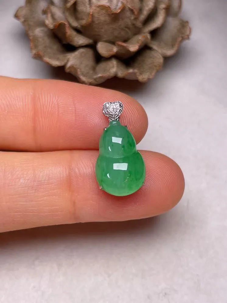 冰种阳绿葫芦吊坠、真金真钻镶嵌，种水好，玉质细腻 .裸石尺寸  14.0*9.5