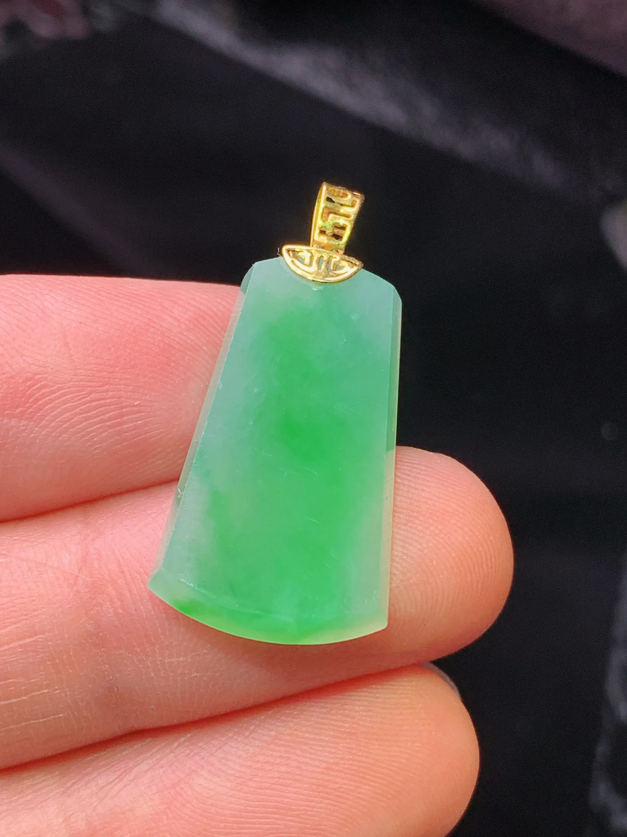 18k金镶嵌翠绿无事牌吊坠 玉质细腻 色泽清新艳丽  整体尺寸28.2*13.3*3