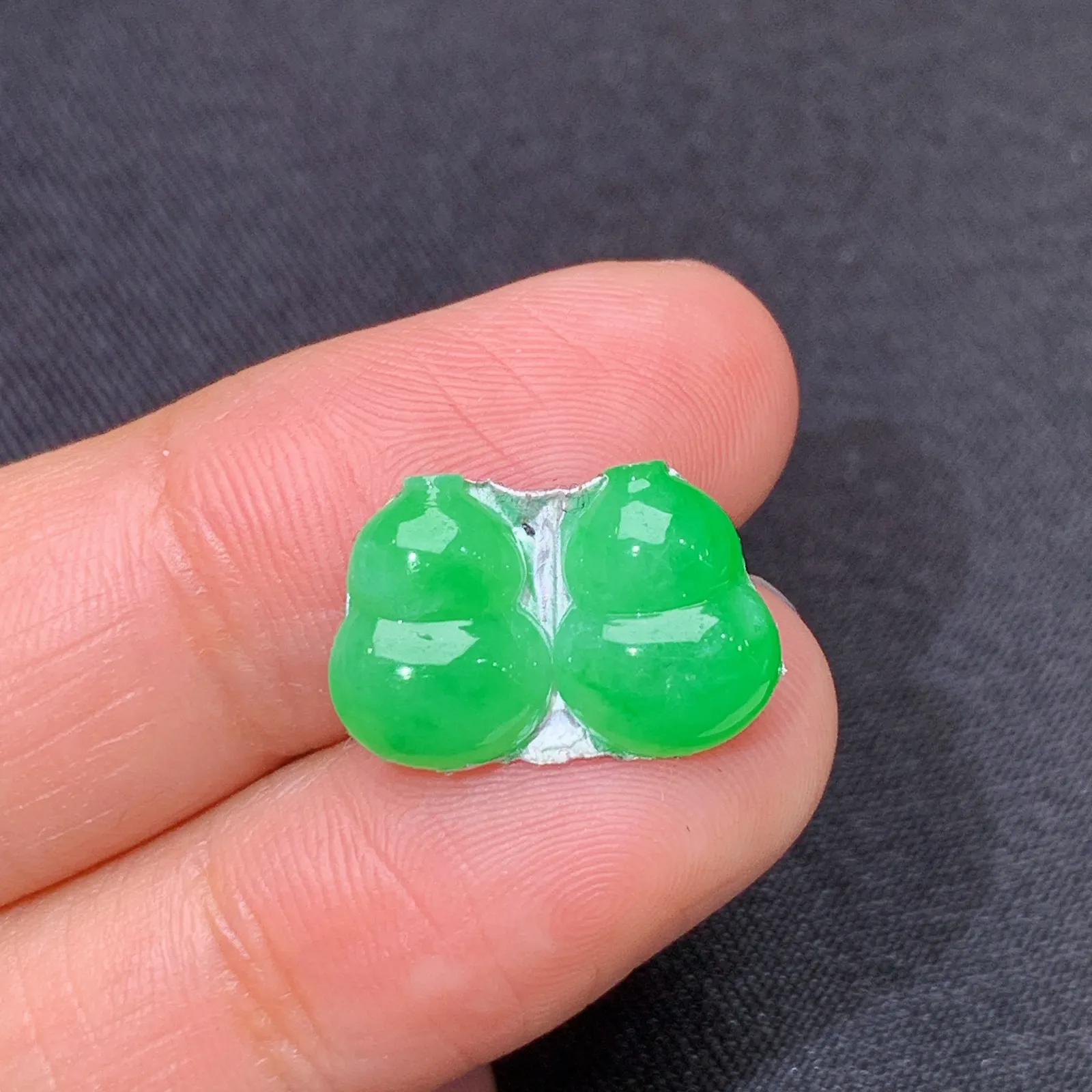 翠绿葫芦一对，镶嵌佳品，冰润色阳，种水足 尺寸10.3*7.5*2.6