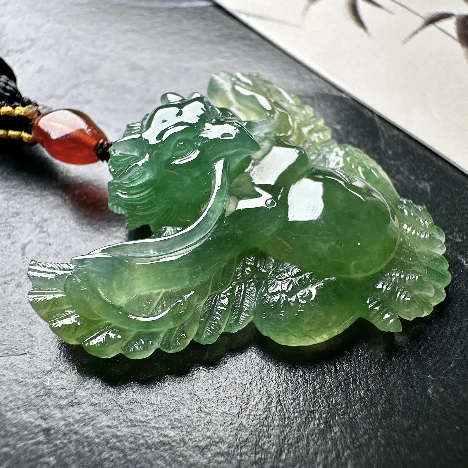 【冰种晴绿迦楼罗吊坠】精品，质地细腻，通透度上佳，冰感十足，适合佩戴。