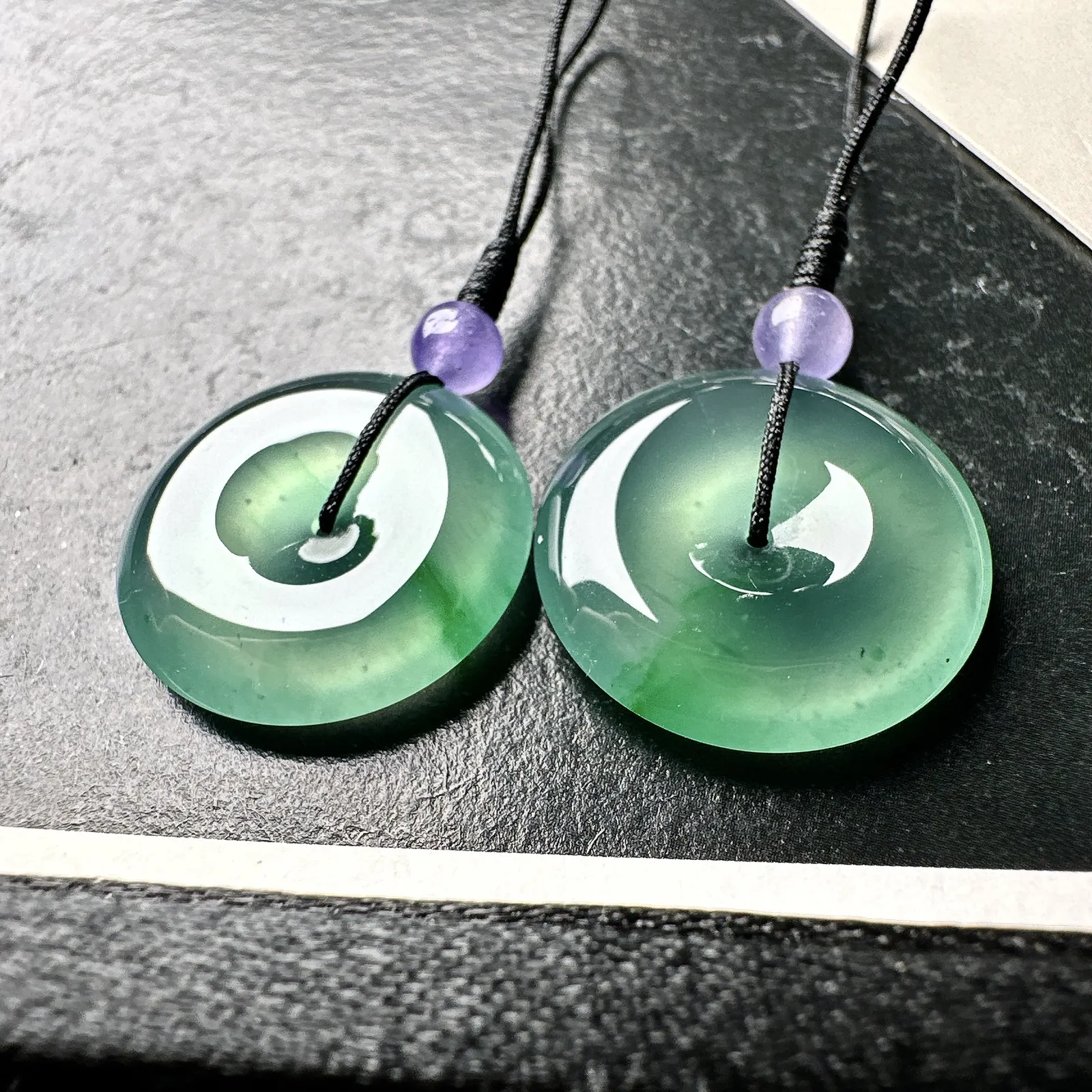 【冰种飘绿平安扣一对】一道金丝阳绿色泽，质地细腻，难得的冰润度，难得的好颜色，韵味十足，古色古香