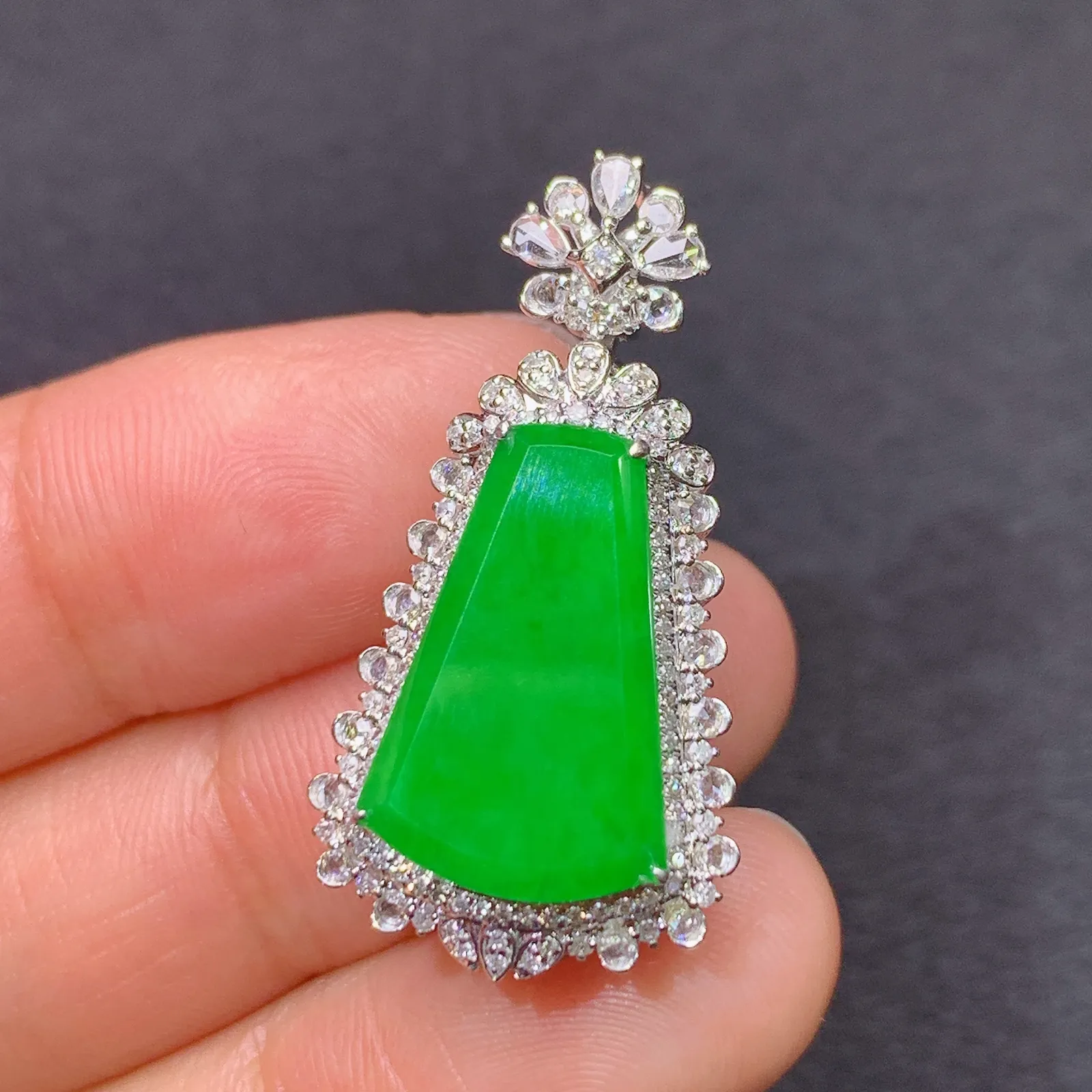 阳绿无事牌吊坠，18k金镶嵌，色泽鲜阳，种老水足 尺寸31*16.3*9.8