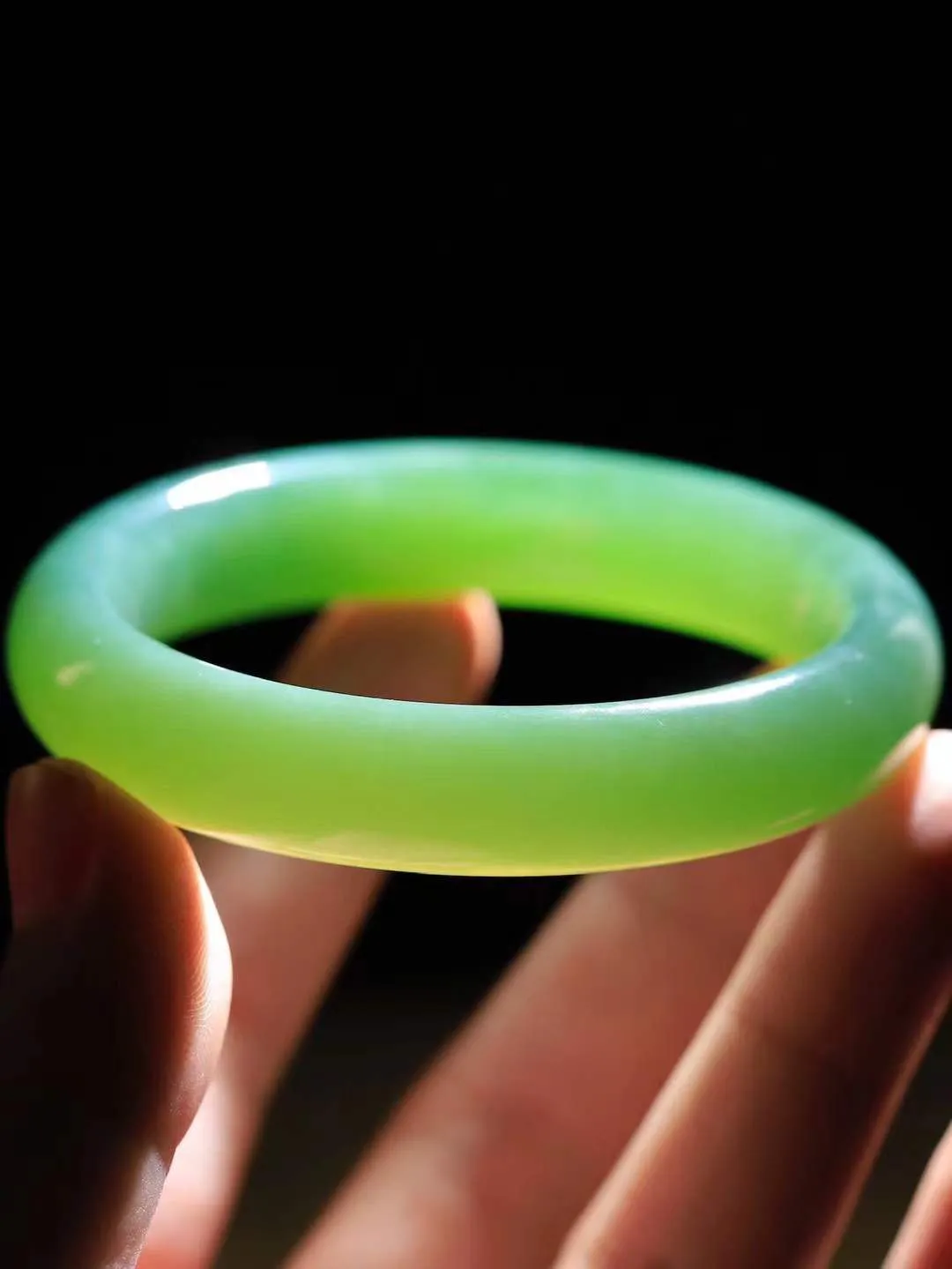 【诗情画意.手镯】

收藏传家级臻品️和田玉碧玉猫眼手镯   细腻油脂,手感润滑。意韵飘渺，温雅细腻，工艺精湛，️氤氲诗意的美跃然于手腕之间，给人以出尘的风雅，优美脱俗，气质非凡。重59克 内径58mm尺寸13.4-8.8mm  22120200A