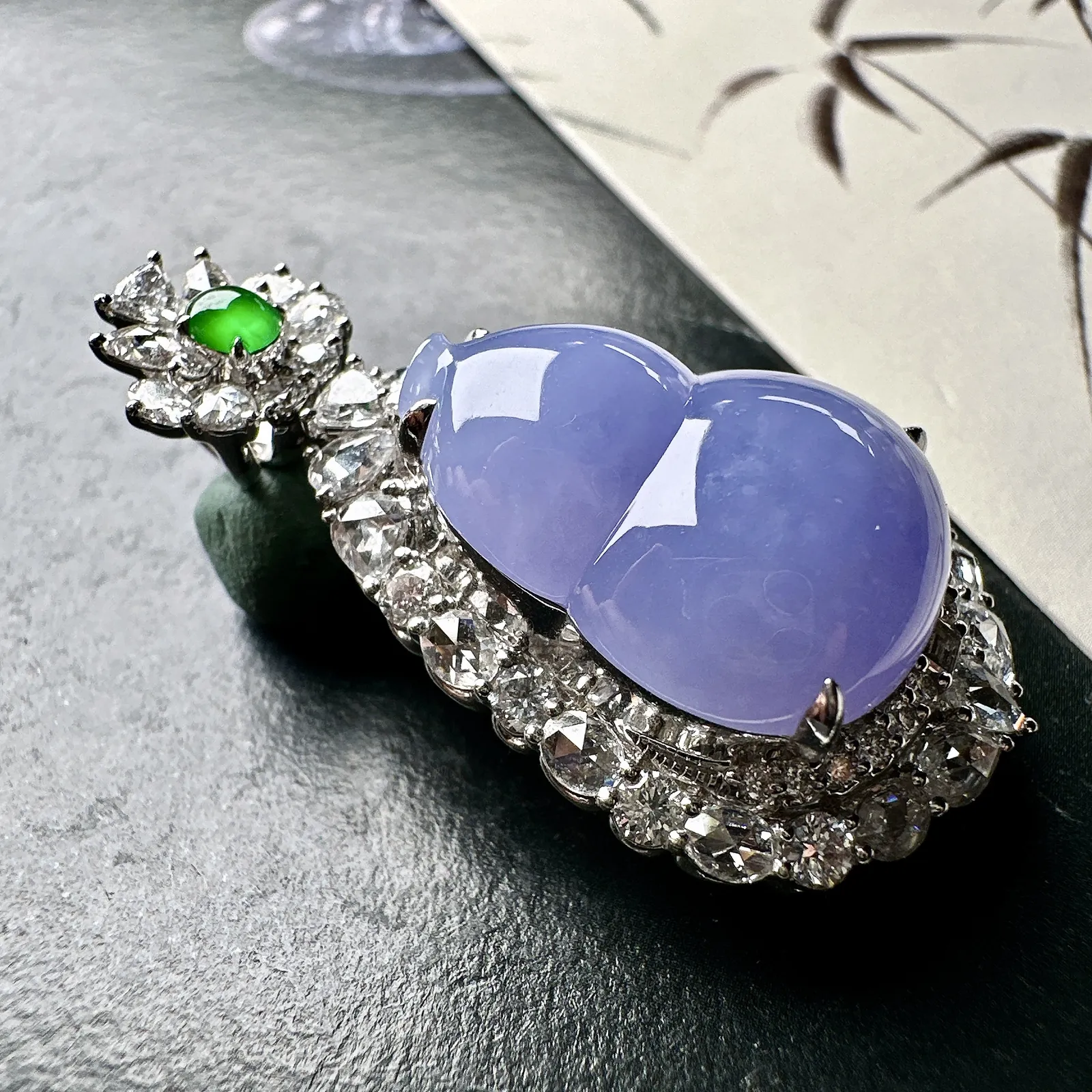 【冰种紫葫芦吊坠】质地细腻，冰透纯净，唯美漂亮，珍藏品质，18K金钻镶嵌，裸石尺寸20.7*16*5.3毫米，佩戴很漂亮。