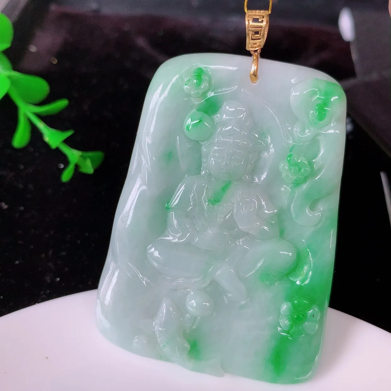18K金镶嵌冰润飘绿翡翠观音菩萨吊坠，赐福翡翠观音，观音面相端庄，品相佳，佩戴气质！#35.29整体66裸石55.8*44.5*5