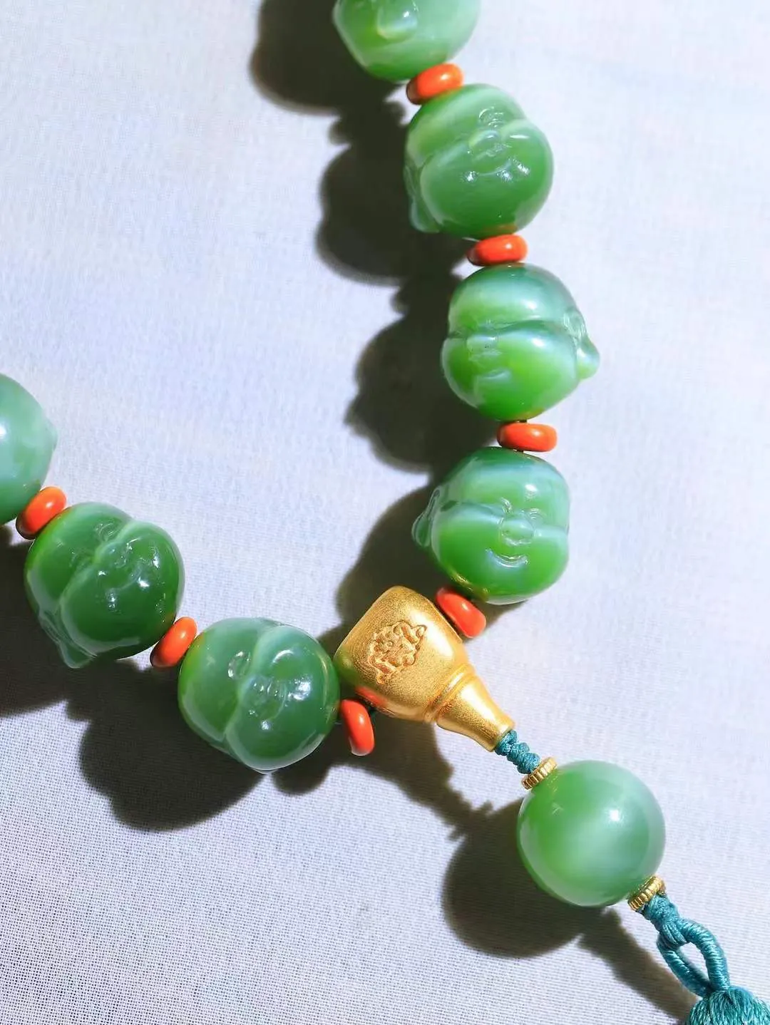 （弥勒笑佛.手持）

典藏级臻品️和田玉碧玉猫眼弥勒佛手持、脂粉浓郁，玉质细腻温润，油性十足，颗颗精雕笑佛，笑容可掬，让人如沐春风，笑语吟吟，寓意待人宽厚，遇事大度，能屈能伸，️福佛相伴，福运连绵。给佩戴者带来平安 。尺寸取一15.8-16.7-16.4mm重121.5克FDA-88120289A