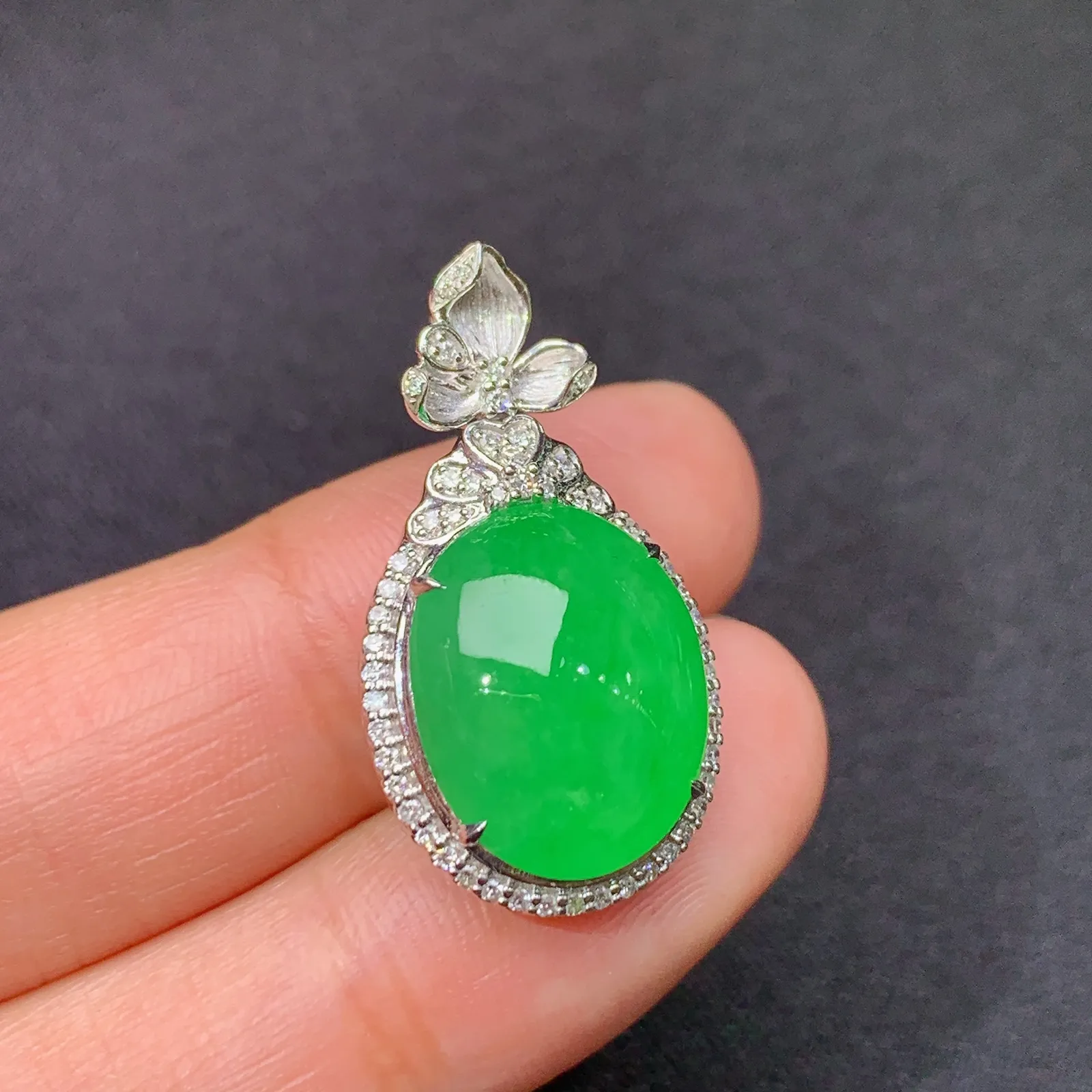 阳绿蛋面吊坠，18k金镶嵌，色泽鲜阳，冰润细腻，种水足，Al 尺寸27*14.7*9.5