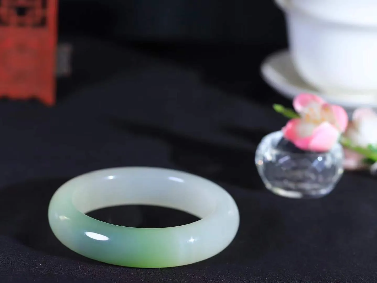 （一见倾心.手镯）

典藏级臻品️和田玉三色手镯，玉质温润细腻 油性十足 手感舒适，高华雅逸，线条