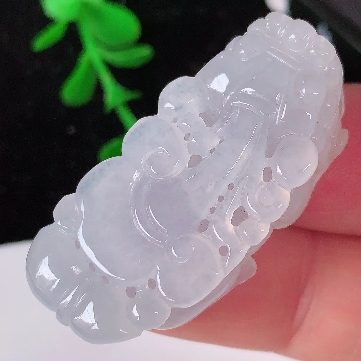 自然光实拍，冰翡翠招财貔貅吊坠，民间有“一摸貔貅运程旺盛，再摸貔貅财运滚滚，三摸貔貅平步青云 ”的美