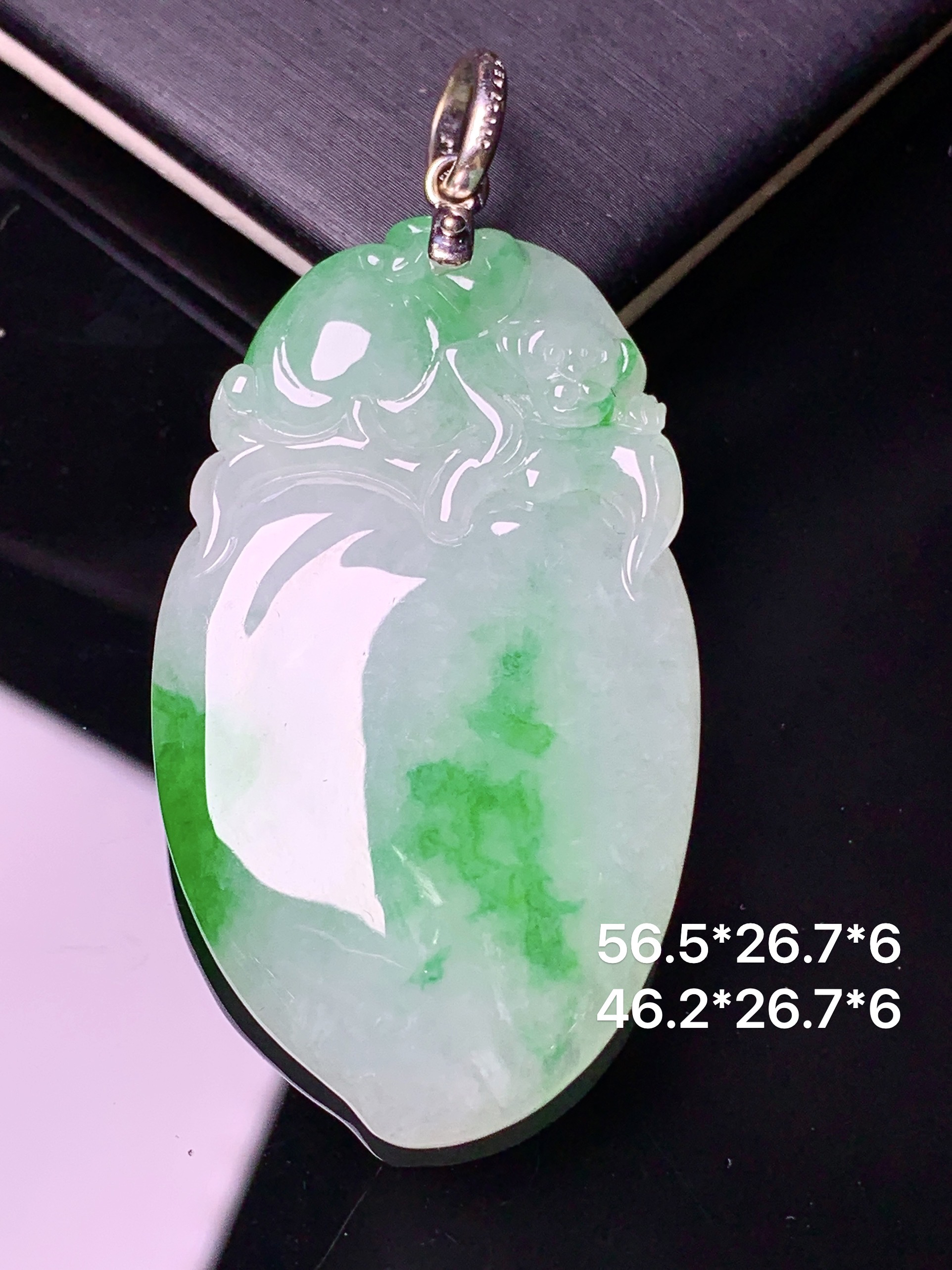 18k金镶嵌飘绿寿桃吊坠 玉质细腻 色泽清新艳丽  整体尺寸56.5*26.7*6