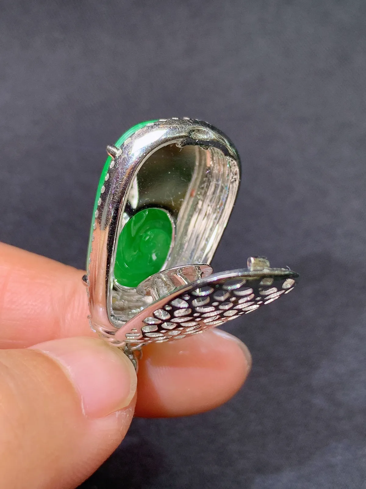 冰阳绿如意吊坠，18k金镶嵌，色泽鲜阳，冰润细腻，种水足 尺寸34.1*16.1*8.3