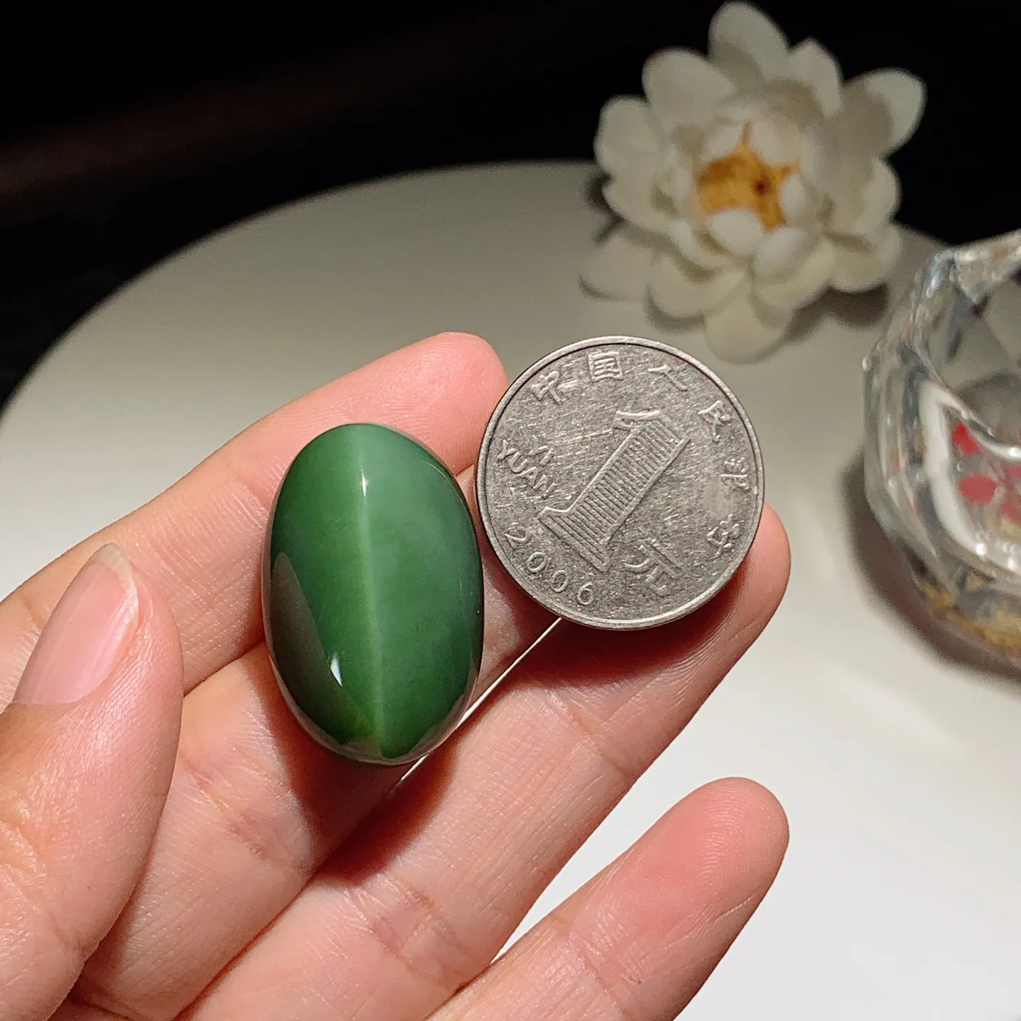 和田玉阳绿猫眼俄罗斯碧玉蛋面 碧玉戒面。尺寸29/19/12重10.5克。玉质细腻油润。手推出油。佩戴高端典雅。lt251201