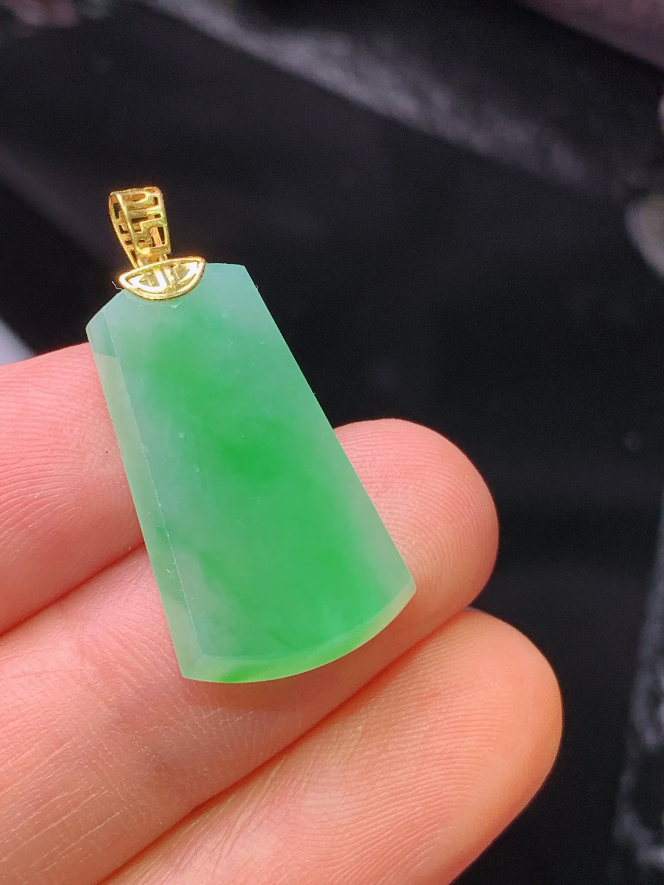 18k金镶嵌翠绿无事牌吊坠 玉质细腻 色泽清新艳丽  整体尺寸28.2*13.3*3