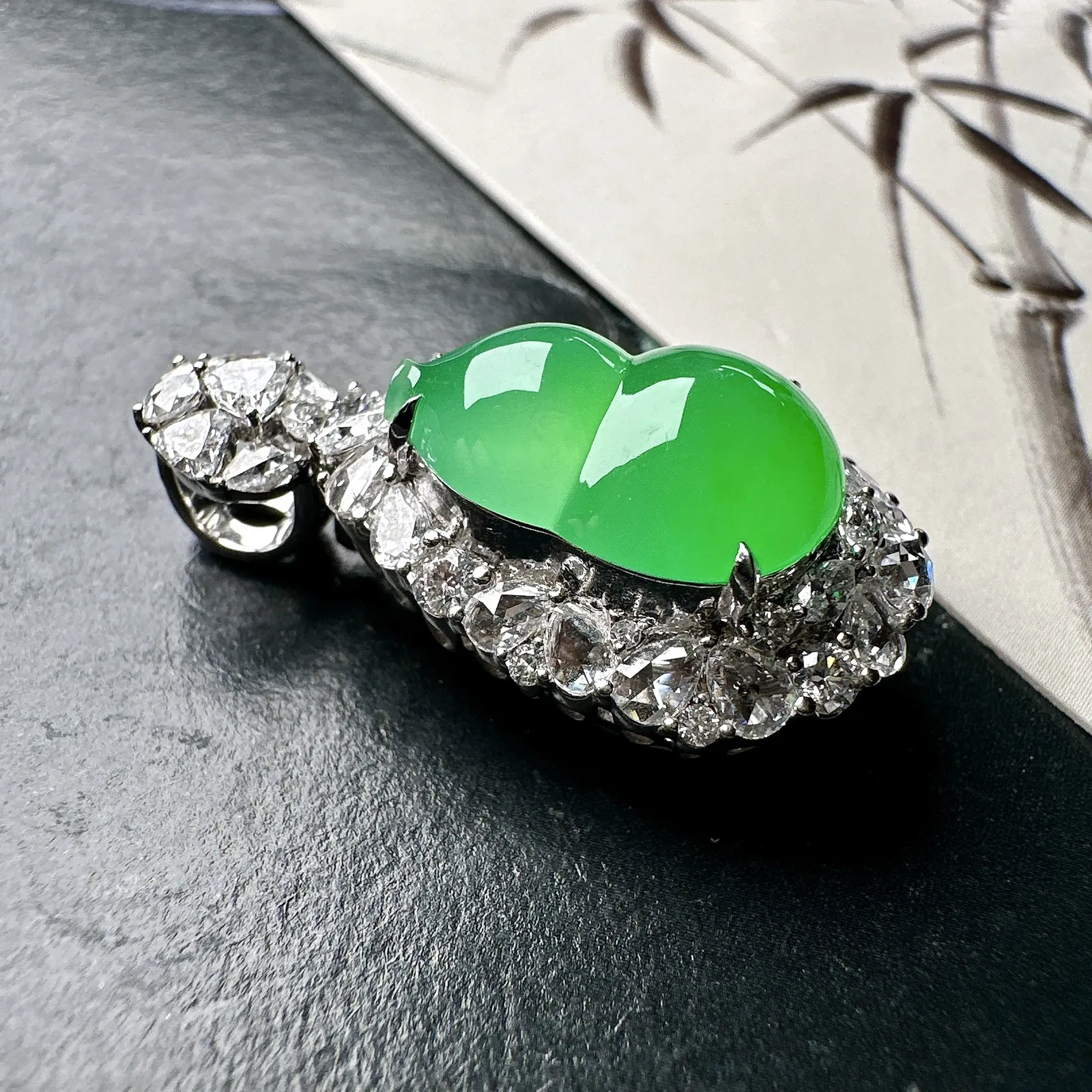 【冰种满绿葫芦】种水色俱全，冰透闪亮，通透感饱满度很好，18k金钻豪华镶嵌，裸石尺寸15.7*10.8*5.5毫米