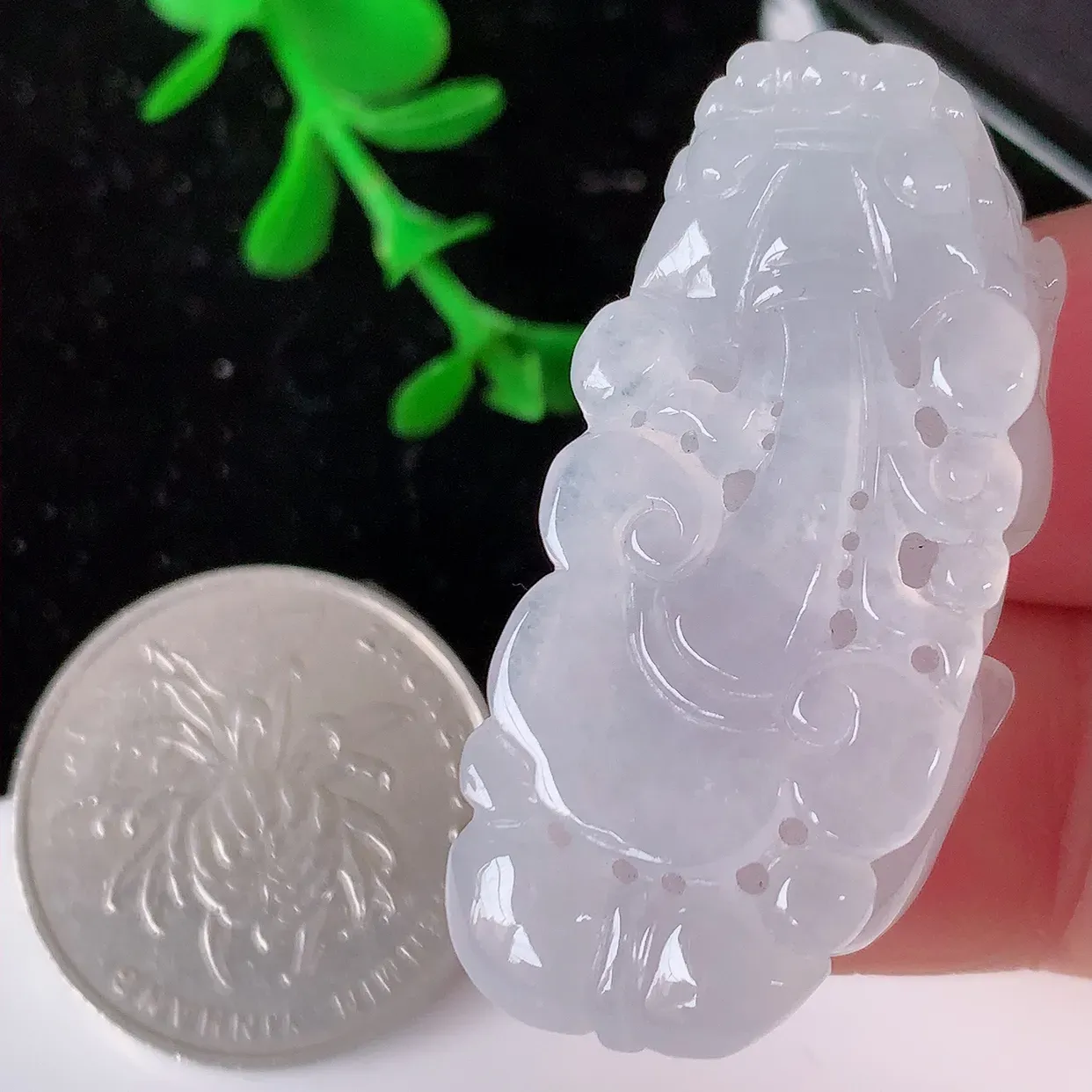 自然光实拍，冰翡翠招财貔貅吊坠，民间有“一摸貔貅运程旺盛，再摸貔貅财运滚滚，三摸貔貅平步青云 ”的美好祝愿。#12.29