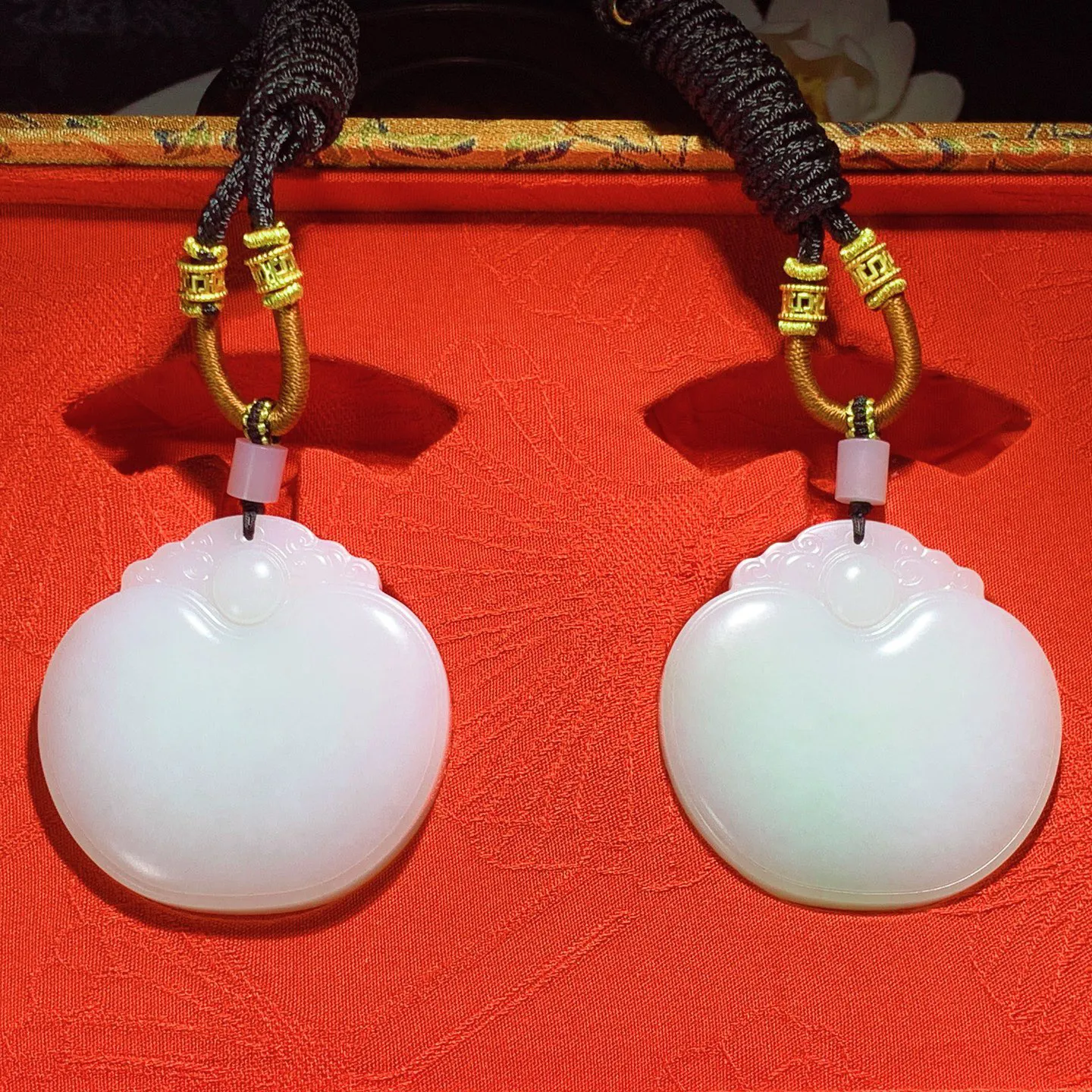 新疆和田玉且末糖羊脂白平安如意锁挂件。尺寸49/50/13重135.8克。白度一级。玉质细腻油润。手推出油。佩戴高端典雅。lt251201