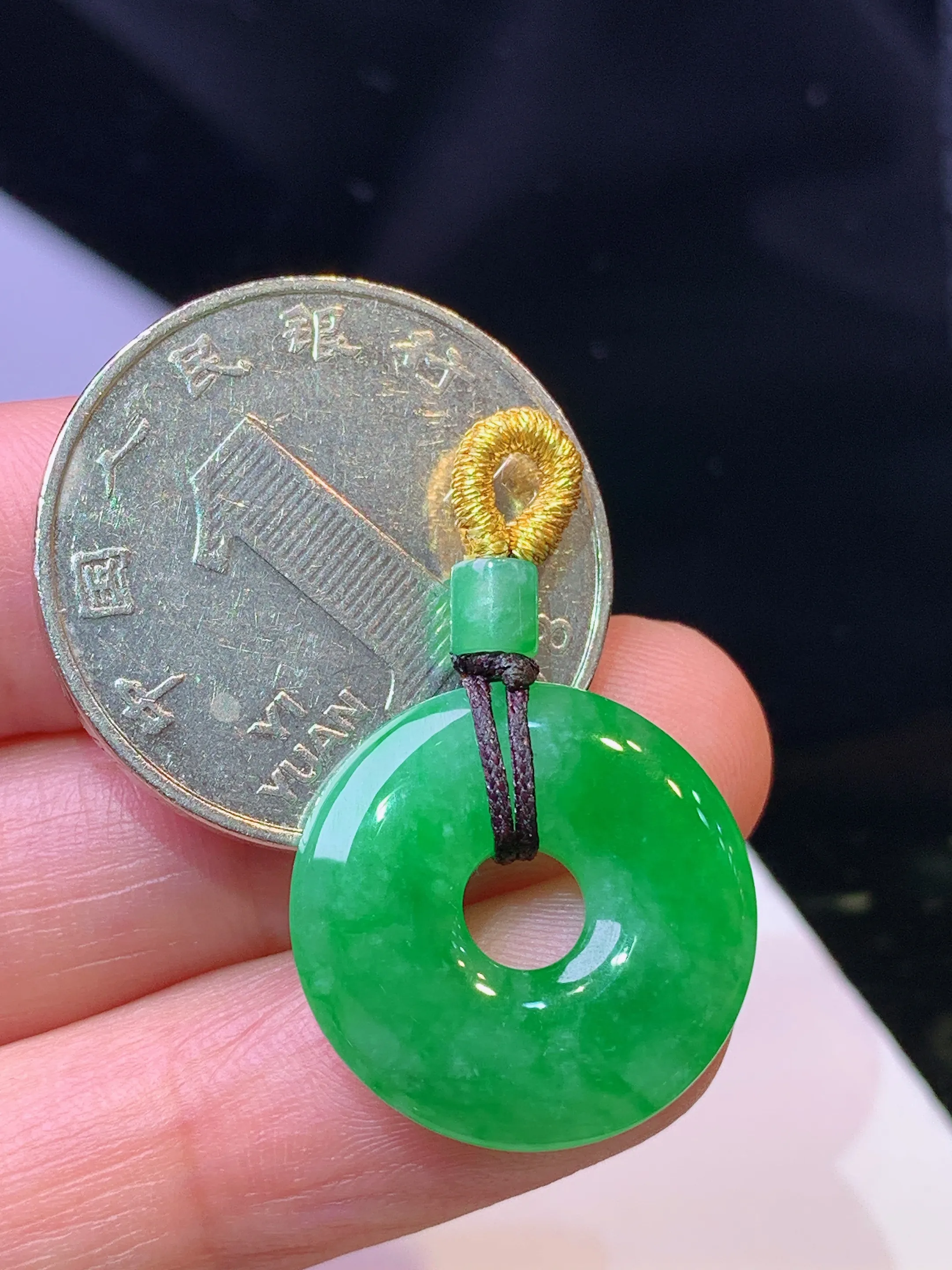 翠绿平安扣吊坠 玉质细腻 色泽清新艳丽  整体尺寸19.2*3.5