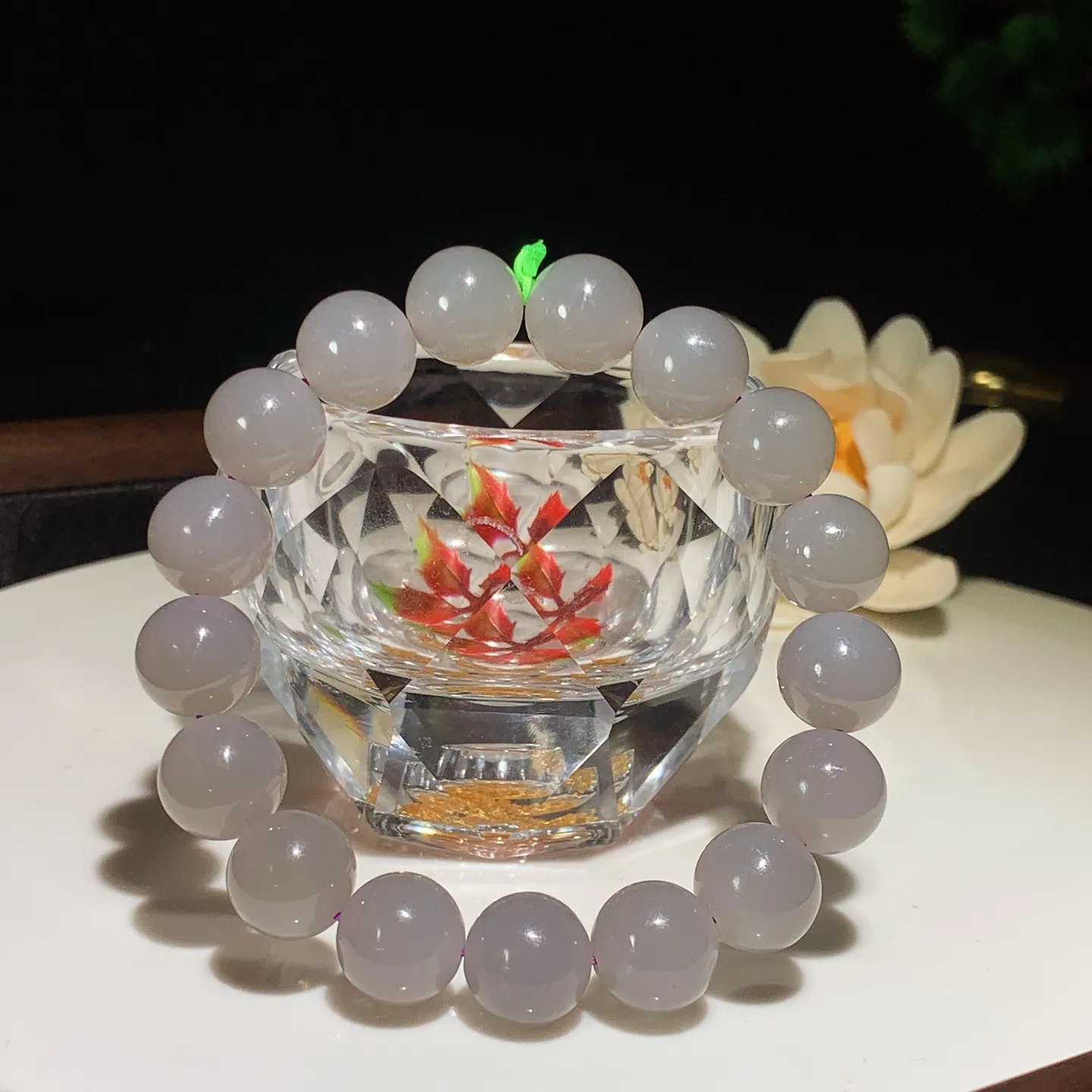 和田玉紫罗兰圆珠手串。单颗尺寸12！玉质细腻油润。手推出油。佩戴高端典雅。lt251201