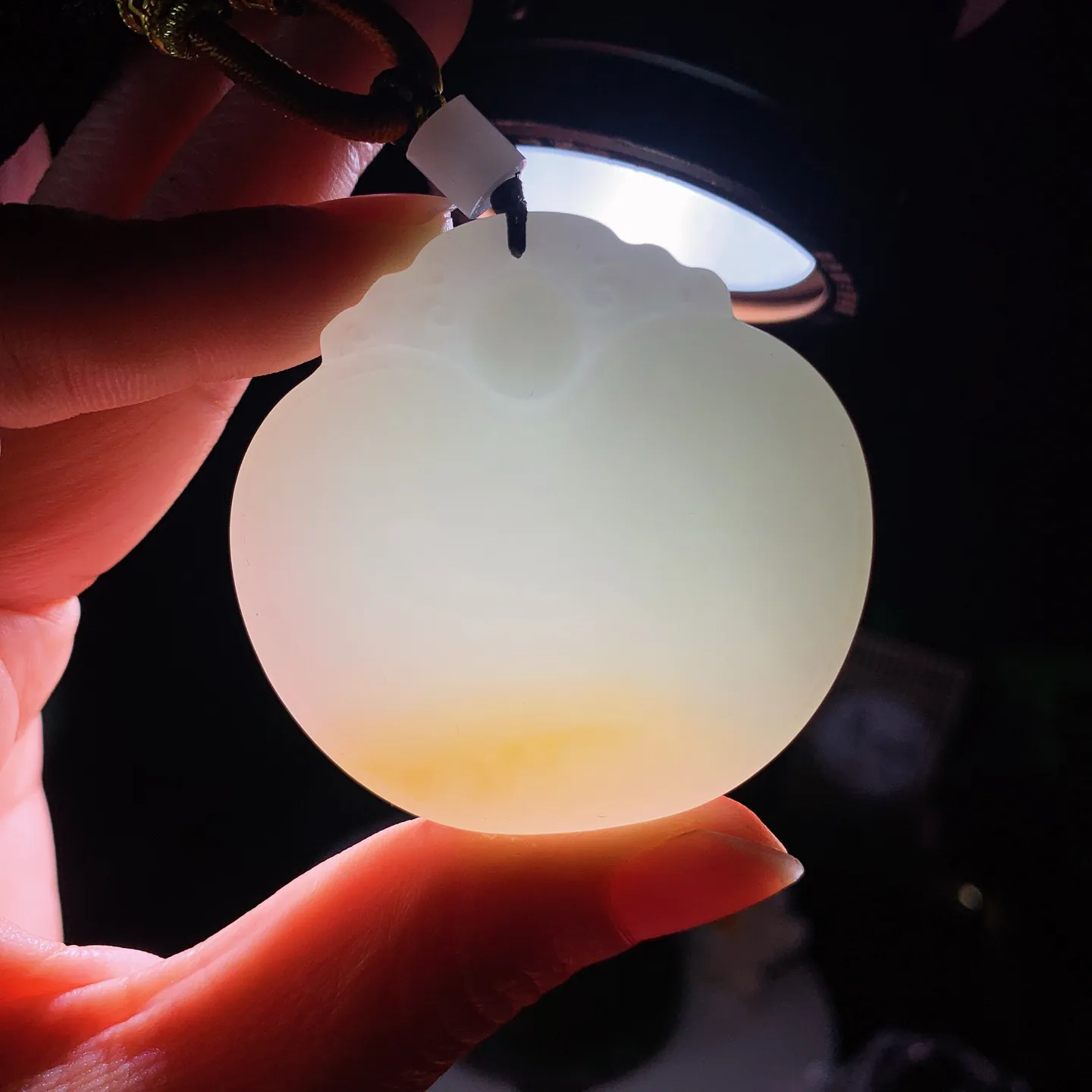 新疆和田玉且末糖羊脂白平安如意锁挂件。尺寸49/50/13重135.8克。白度一级。玉质细腻油润。手推出油。佩戴高端典雅。lt251201