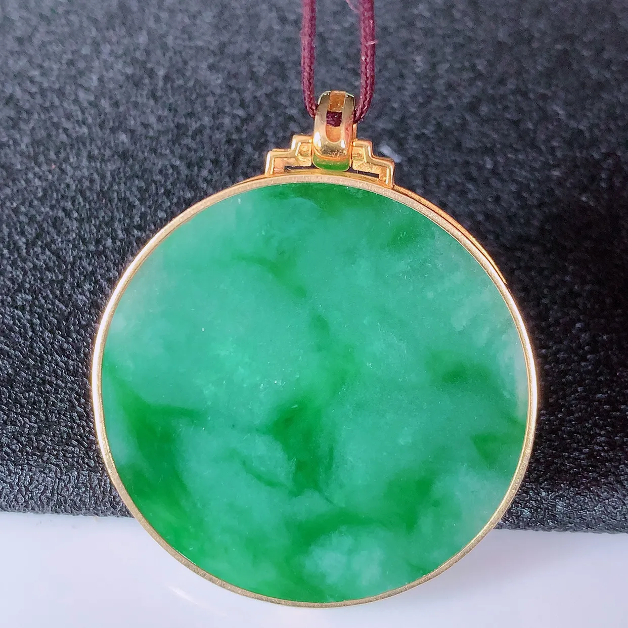 自然光实拍，18K金镶嵌水润飘绿翡翠平安无事牌吊坠，平平安安，无事牌翠色灵动，佩戴平安时尚！#83.29整体35.5-29.5-4.2裸石28.5*28.5