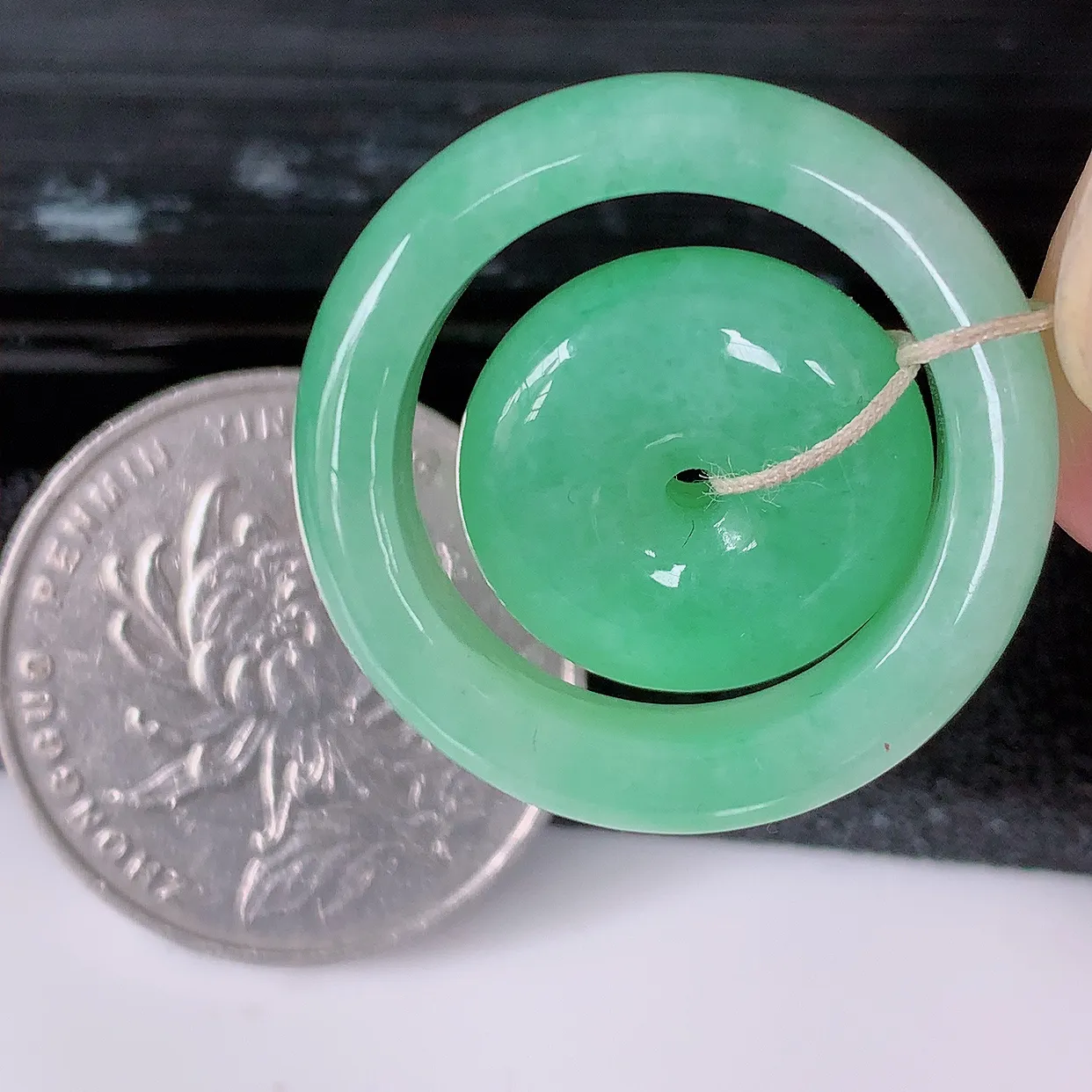 自然光实拍，冰润满绿翡翠平安母子扣吊坠，玉扣，平安是福；很美的料子，平安扣佩戴优雅迷人！#57.29