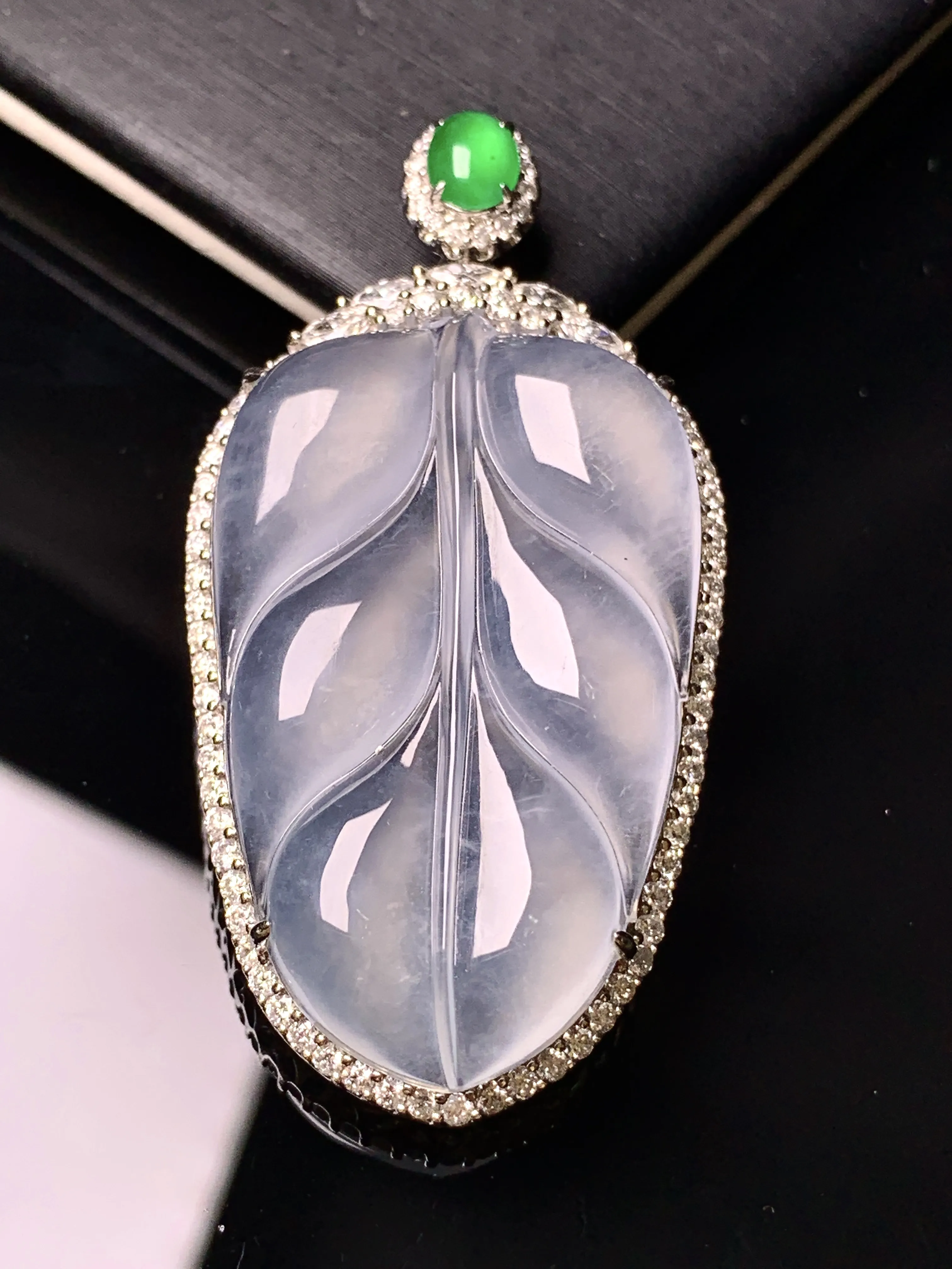 18k金钻镶嵌冰种树叶吊坠 玉质细腻 色泽清新艳丽  整体尺寸50*25.7*8.8