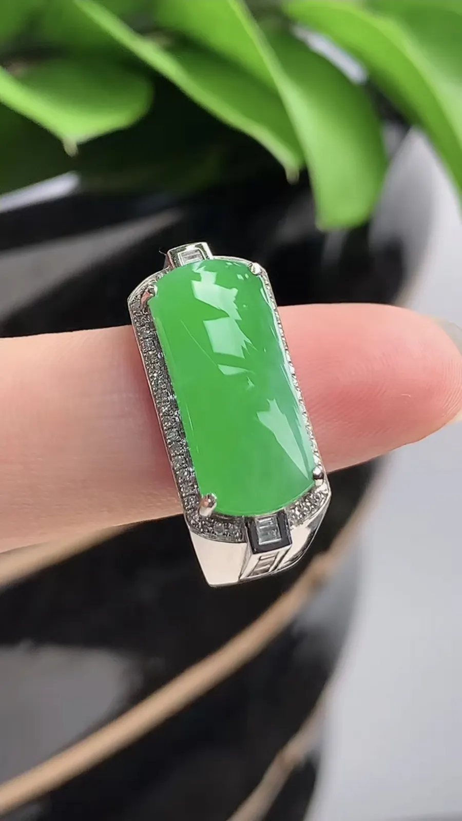 a货翡翠老坑冰种18K金伴钻镶嵌阳绿马鞍戒指 圈口20裸石尺寸17.7×7.3mm 重量6.50g 1201