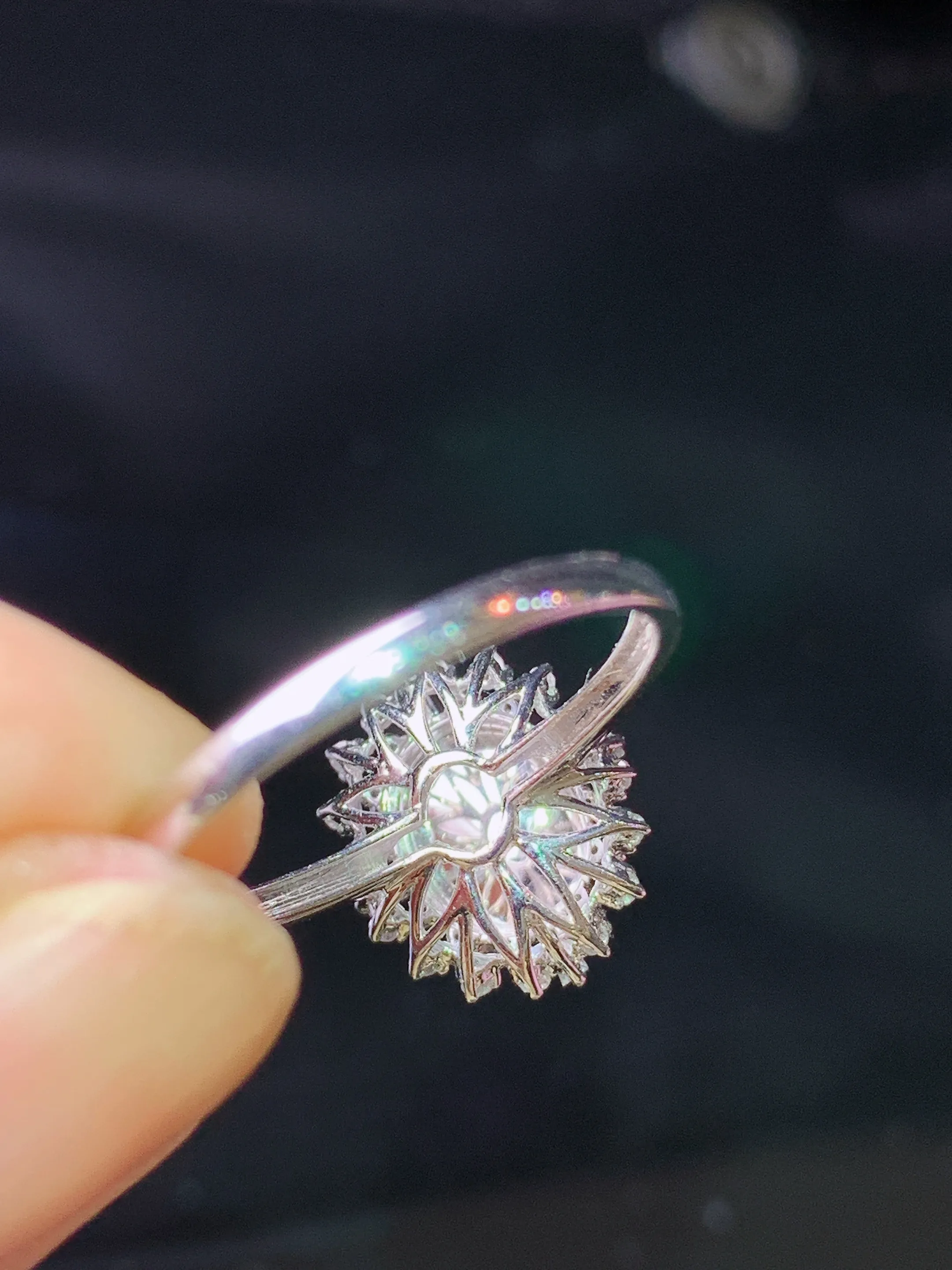 18k金钻镶嵌翠绿蛋面戒指 玉质细腻 色泽清新艳丽 圈口14.5 整体尺寸12.5*10.7*8.3