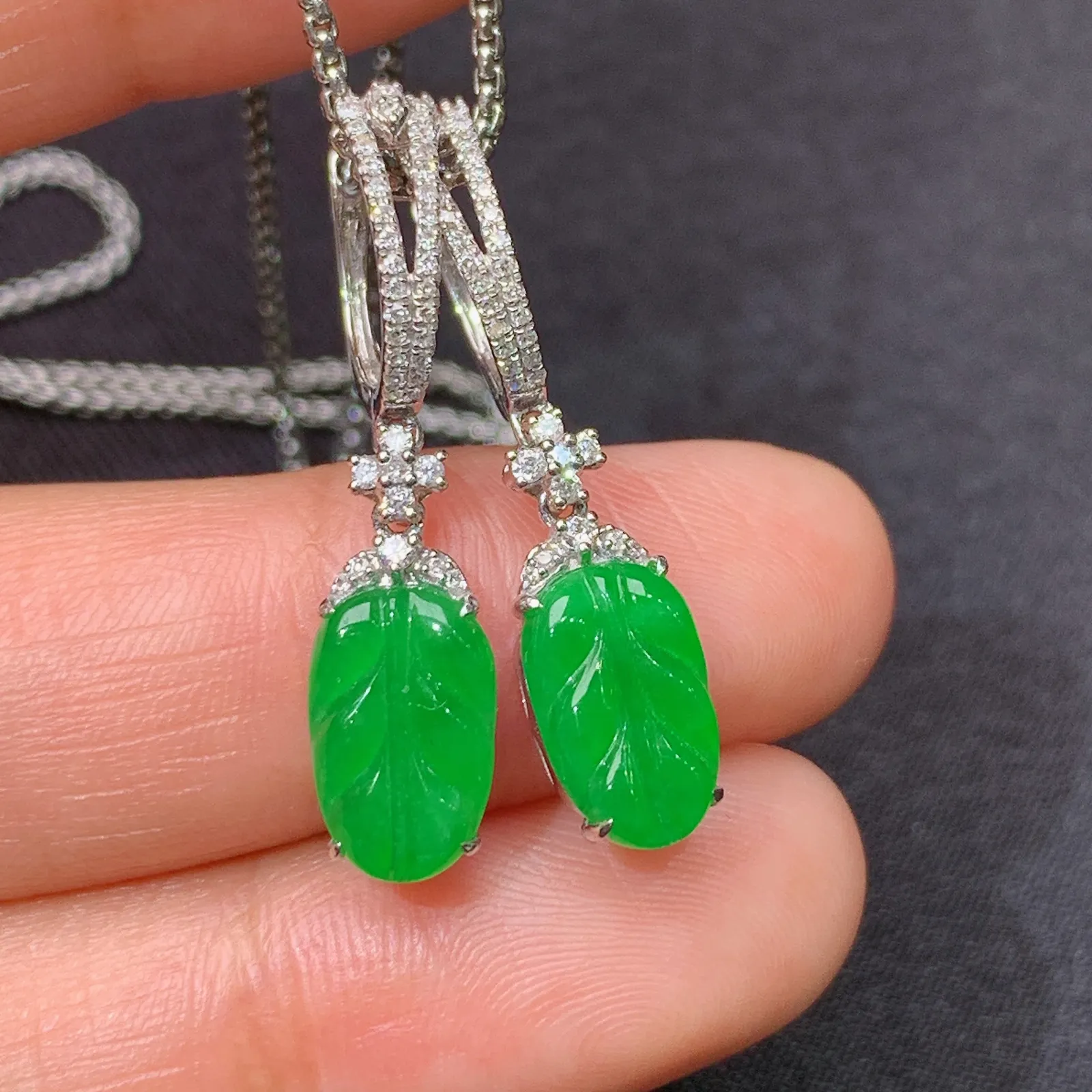 阳绿树叶耳坠，18k金镶嵌，简约时尚，冰润色阳，种水足 尺寸9.3*6*2